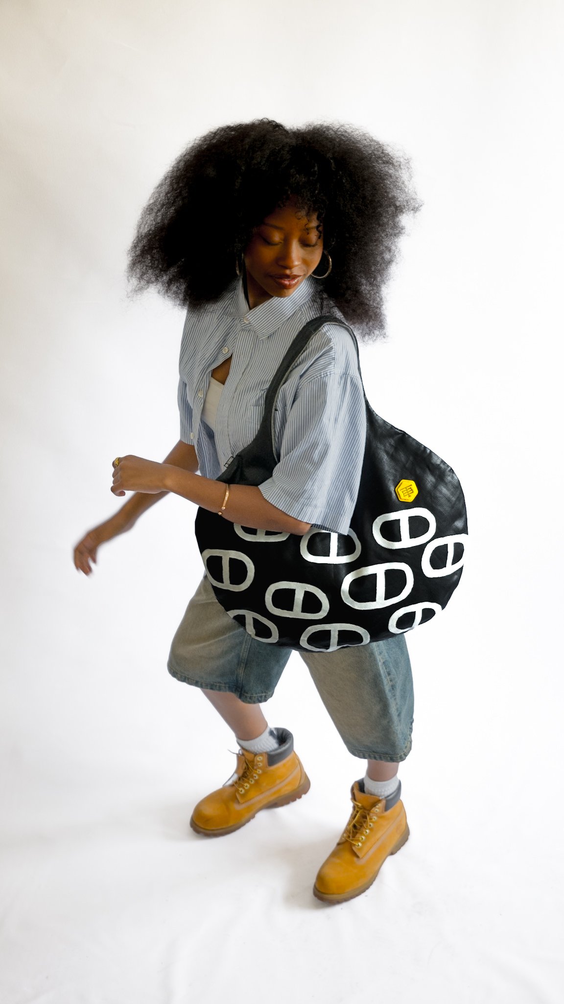 twinbull_Studio-Marks_Waxed_Canvas_Hobo_model2_2_2026.JPG