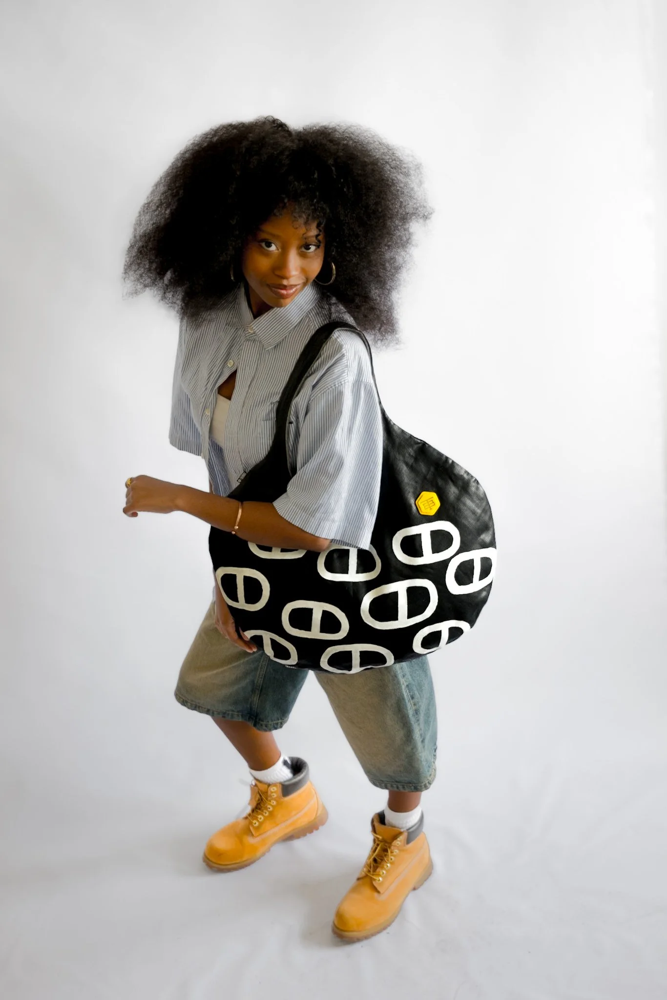 twinbull_Studio-Marks_Waxed_Canvas_Hobo_model2_2027.JPG