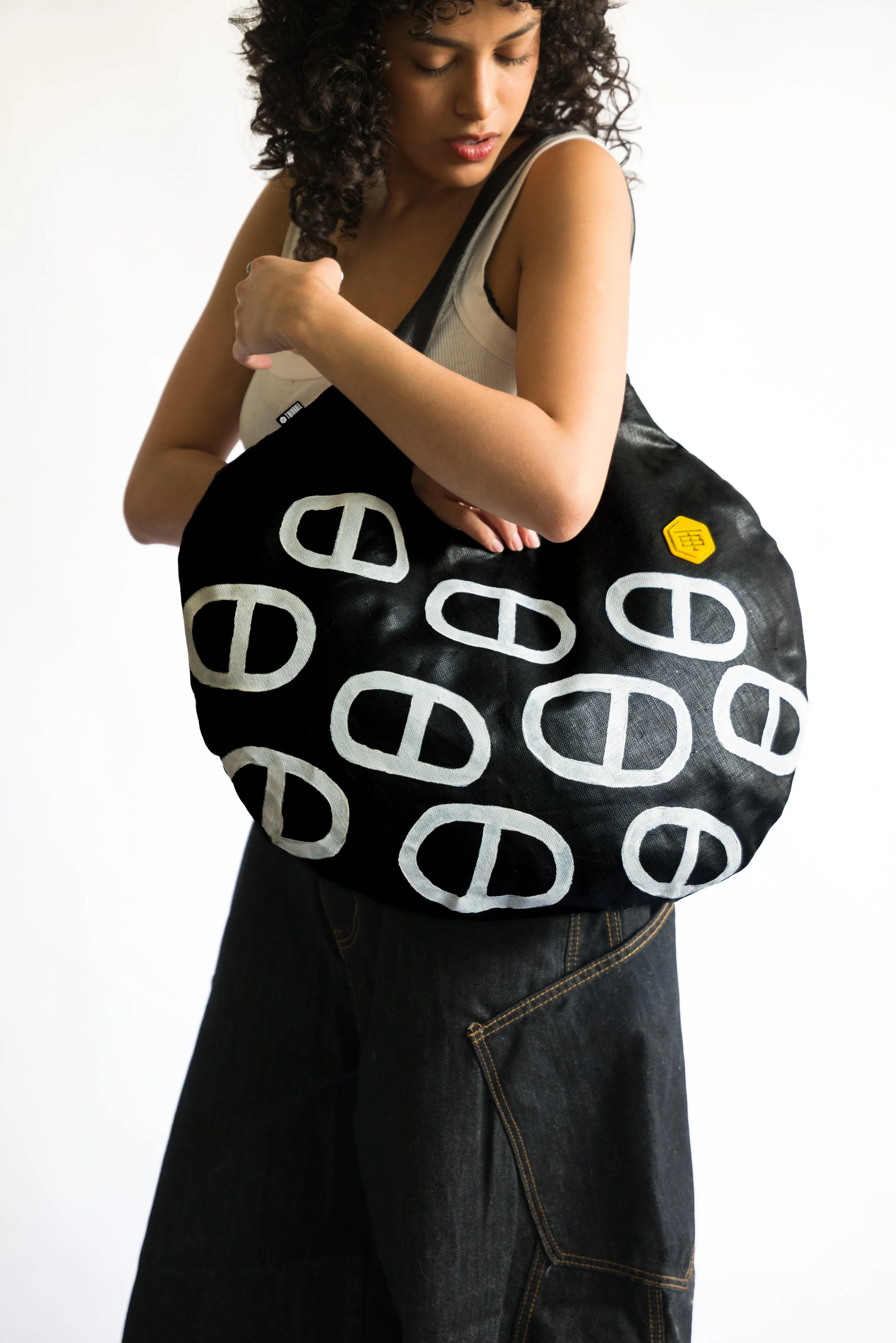 twinbull_Studio-Marks_Waxed_Canvas_Hobo_model1_1734.JPG