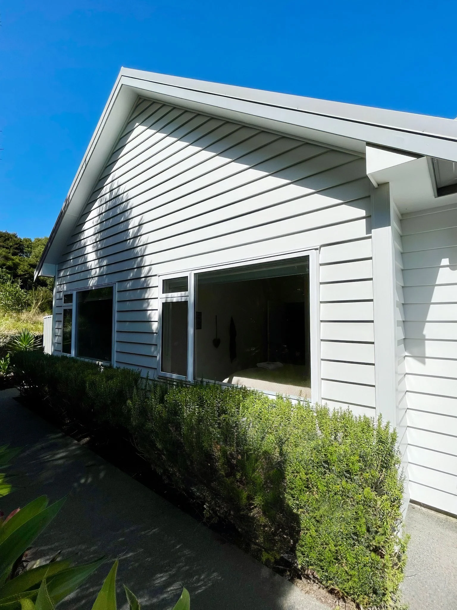 Stingray new home exterior angle roof and white cladding, Elite Building Northland