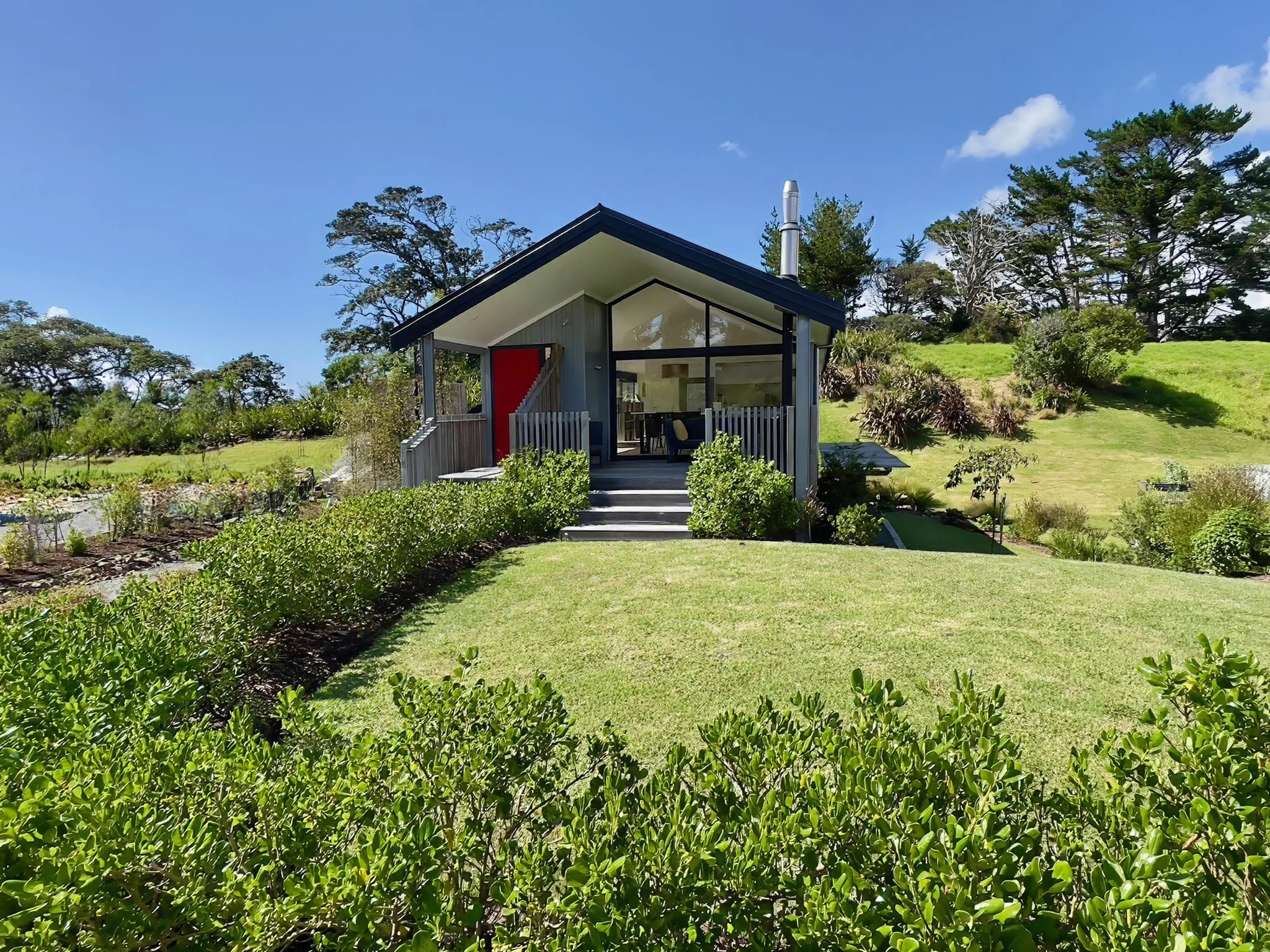 Mangawhai Point new home with manicured lawn, Elite Building Mangawhai