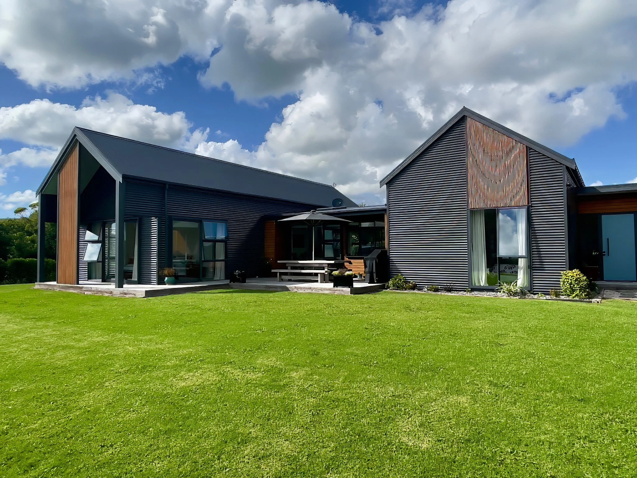 Alexandra Lane luxury new home exterior with cedar and colour steel cladding, Elite Building Mangawhai