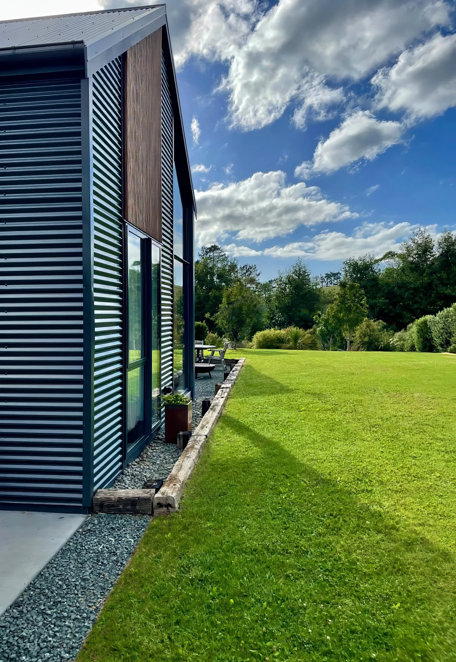 Alexandra Lane luxury new home with dark colour steel exterior, Elite Building Northland