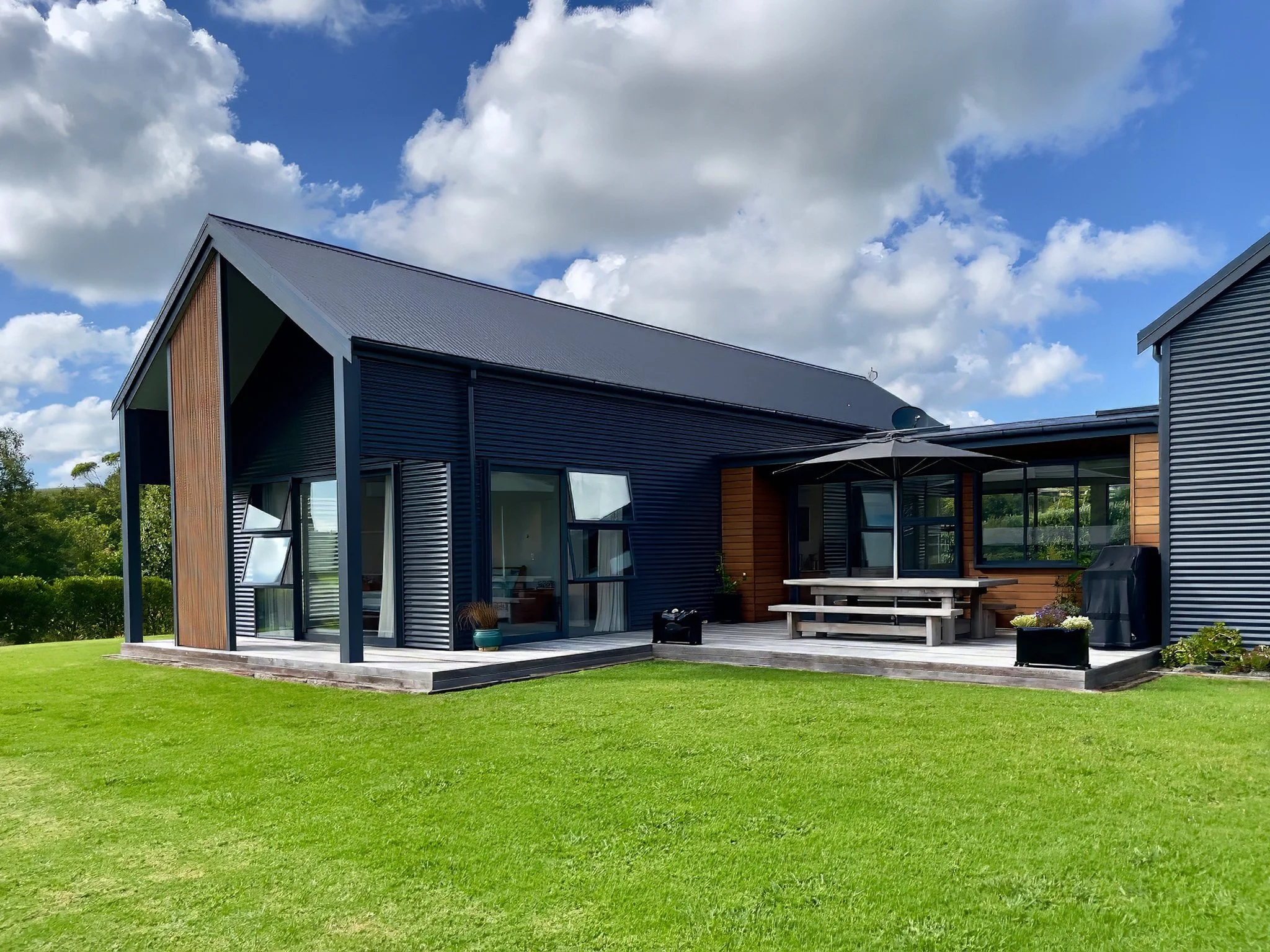 Alexandra Lane luxury new home exterior with cedar and colour steel cladding, Elite Building Mangawhai