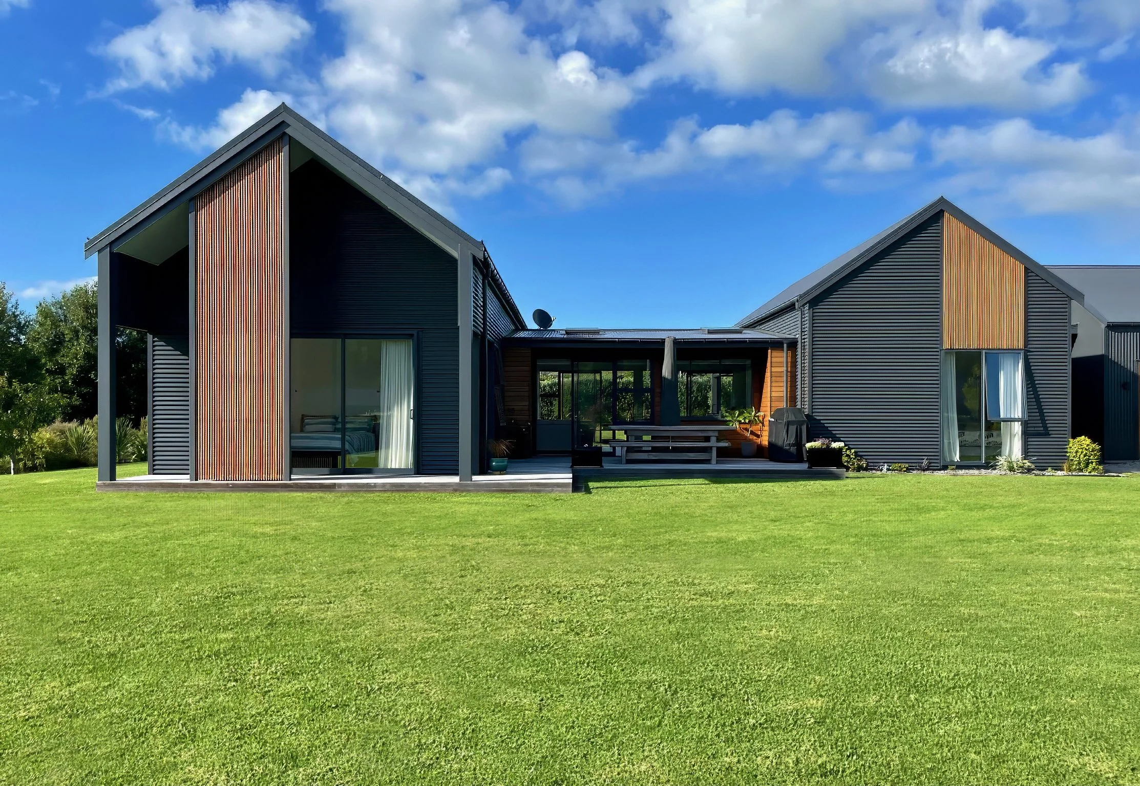 Alexandra Lane luxury new home exterior with cedar and colour steel cladding, Elite Building Mangawhai