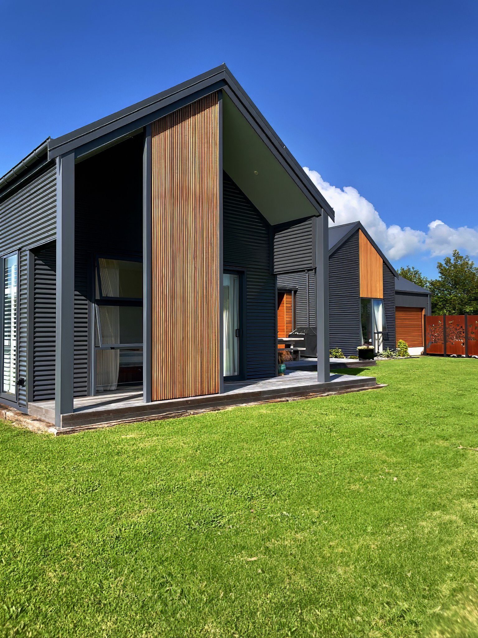 Alexandra Lane new home build side elevation with manicured lawn, Elite Building Northland
