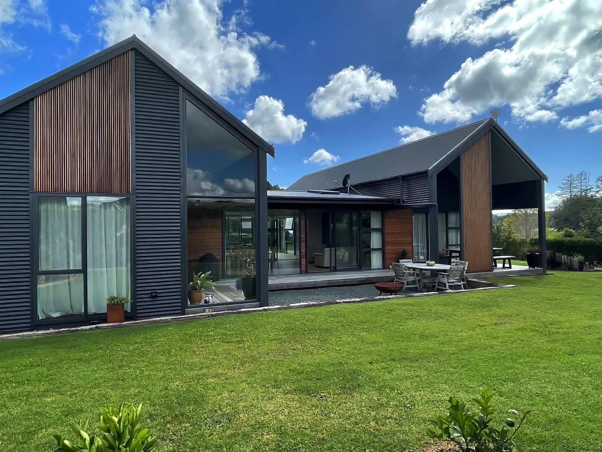 Alexandra Lane new home build front view with cedar and dark cladding, Elite Building Northland