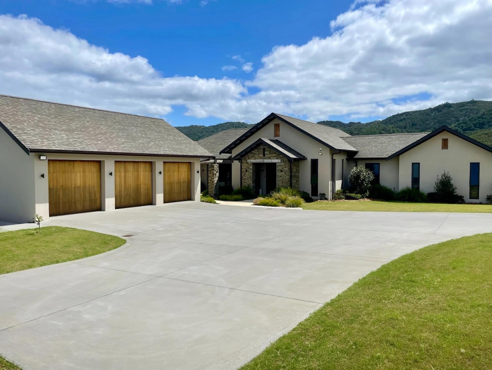 Sanctuary Lakeview new home build with quality cladding and garage with driveway and, Northland