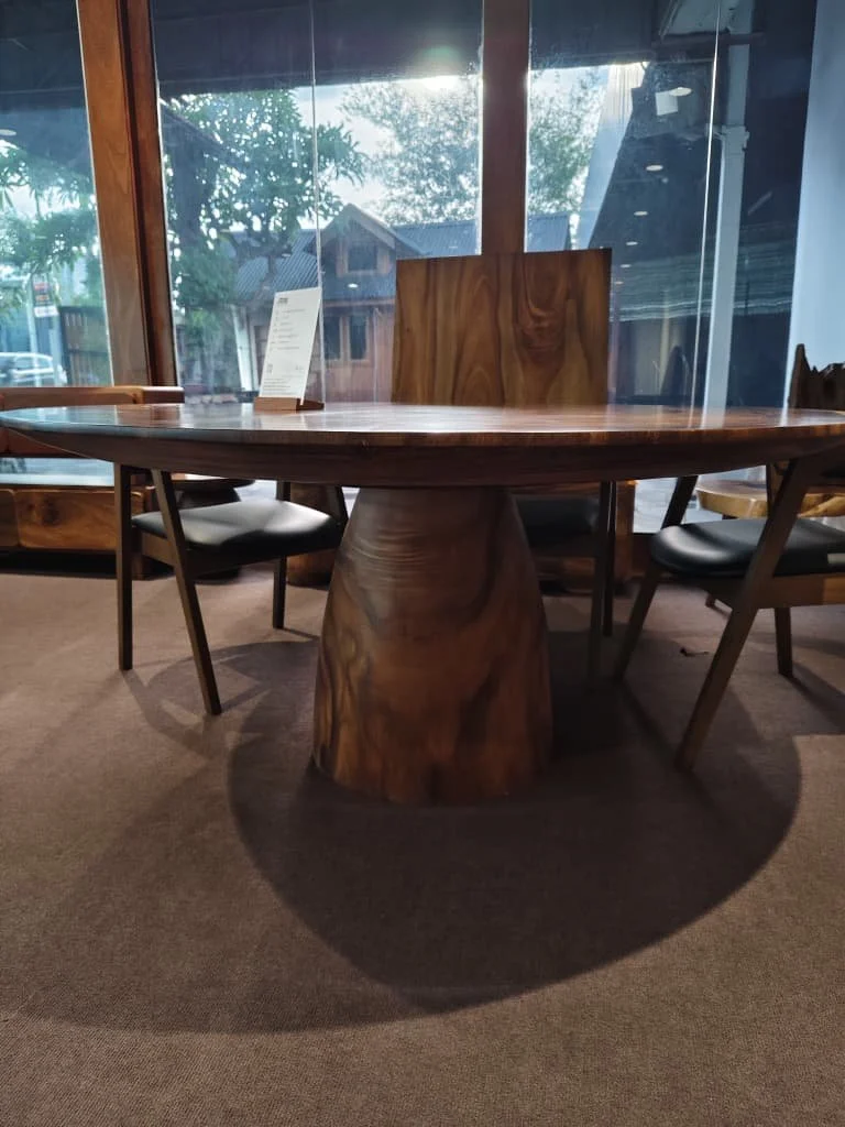 Pillar Pedestal Round Table2.jpeg
