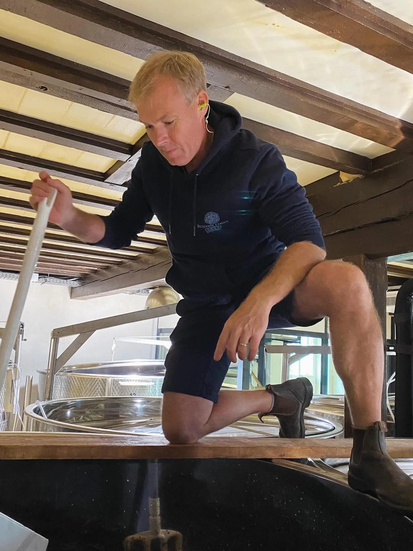 Pendant ce temps, en cuverie: table de trie, remplissage des cuves, contr&ocirc;les de fermentation, et des pauses caf&eacute; bien m&eacute;rit&eacute;es 
🍇🍷
Meanwhile, back at the winery: sorting table, filling up the tanks, checking fermentation
