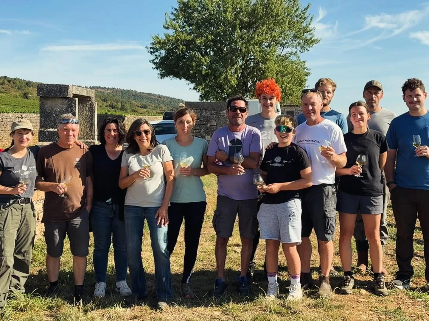C&rsquo;est parti! Les vendanges 2025 ont commenc&eacute; le 23 ao&ucirc;t avec notre parcelle de B&acirc;tard-Montrachet Grand Cru coup&eacute;e par notre &eacute;quipe avec les invit&eacute;s sp&eacute;ciaux @bergstromcaroline et Oscar!
✂️🍇
Here w