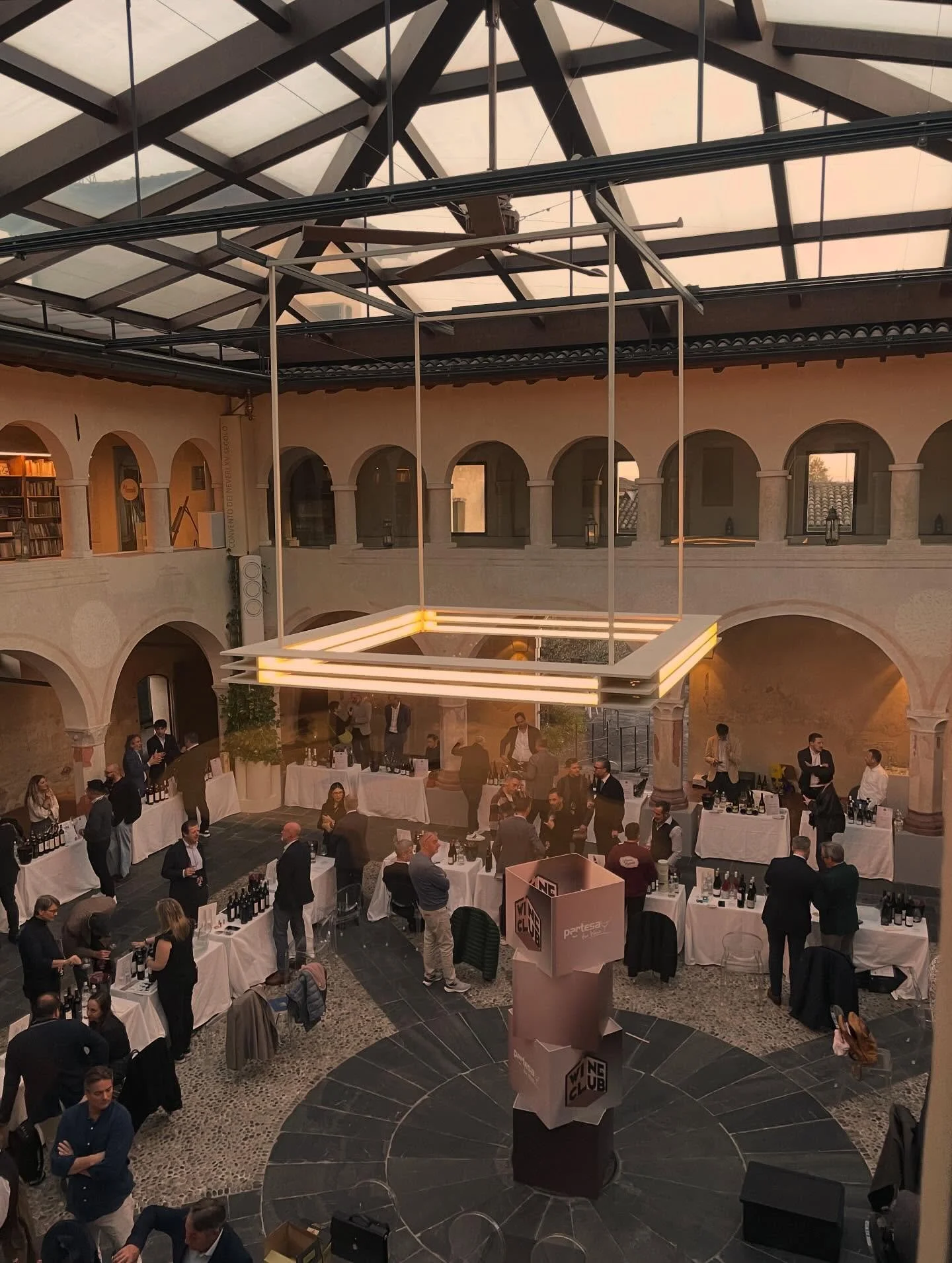 Un grand merci &agrave; notre importateur italien Partesa pour un excellent salon!
🍷
Thank you to our Italian importer Partesa for organizing a great tasting!
#SalonDeVin #WineTasting #bourgogne #burgundy