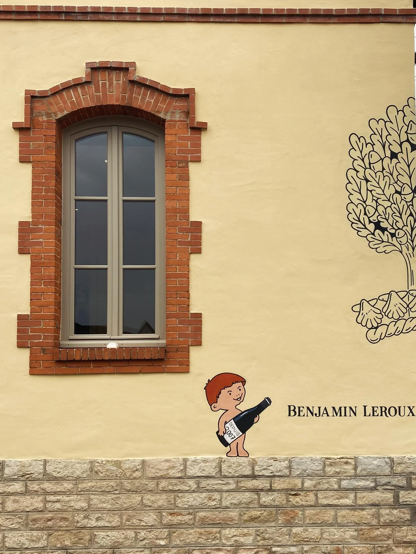 Juste &agrave; temps pour la Vente des Vins, Le Roux appara&icirc;t sur notre fa&ccedil;ade pour vous accueillir!
(Regardez la derni&egrave;re image pour l&rsquo;origine de notre mascottte!)
🖌️🧑🏻&zwj;🦰🍷
Just in time for the Vente des Vins Auctio