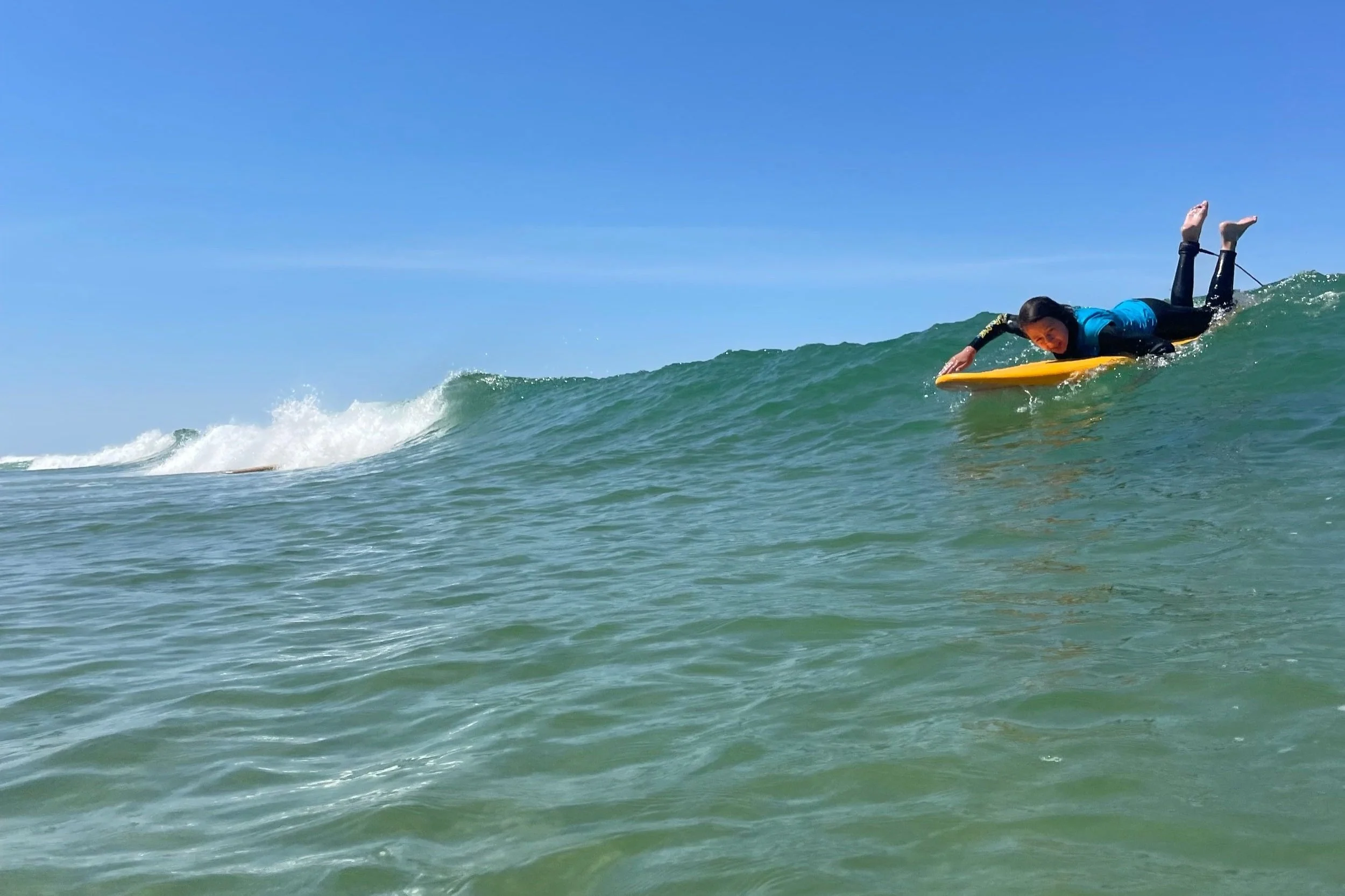 Surf au large sur une vague lisse.