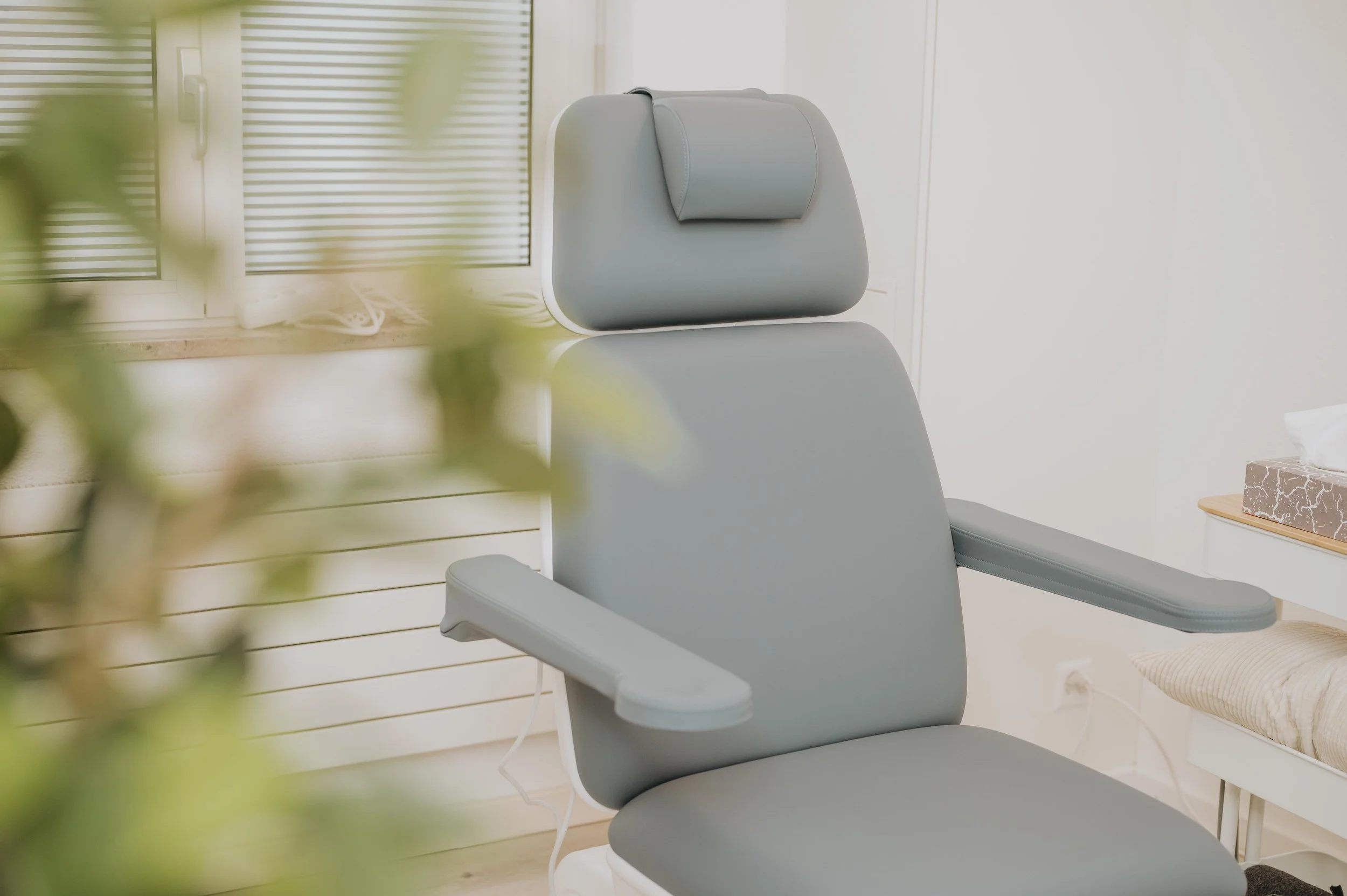 Leerer medizinischer Behandlungsstuhl in einem Behandlungsraum