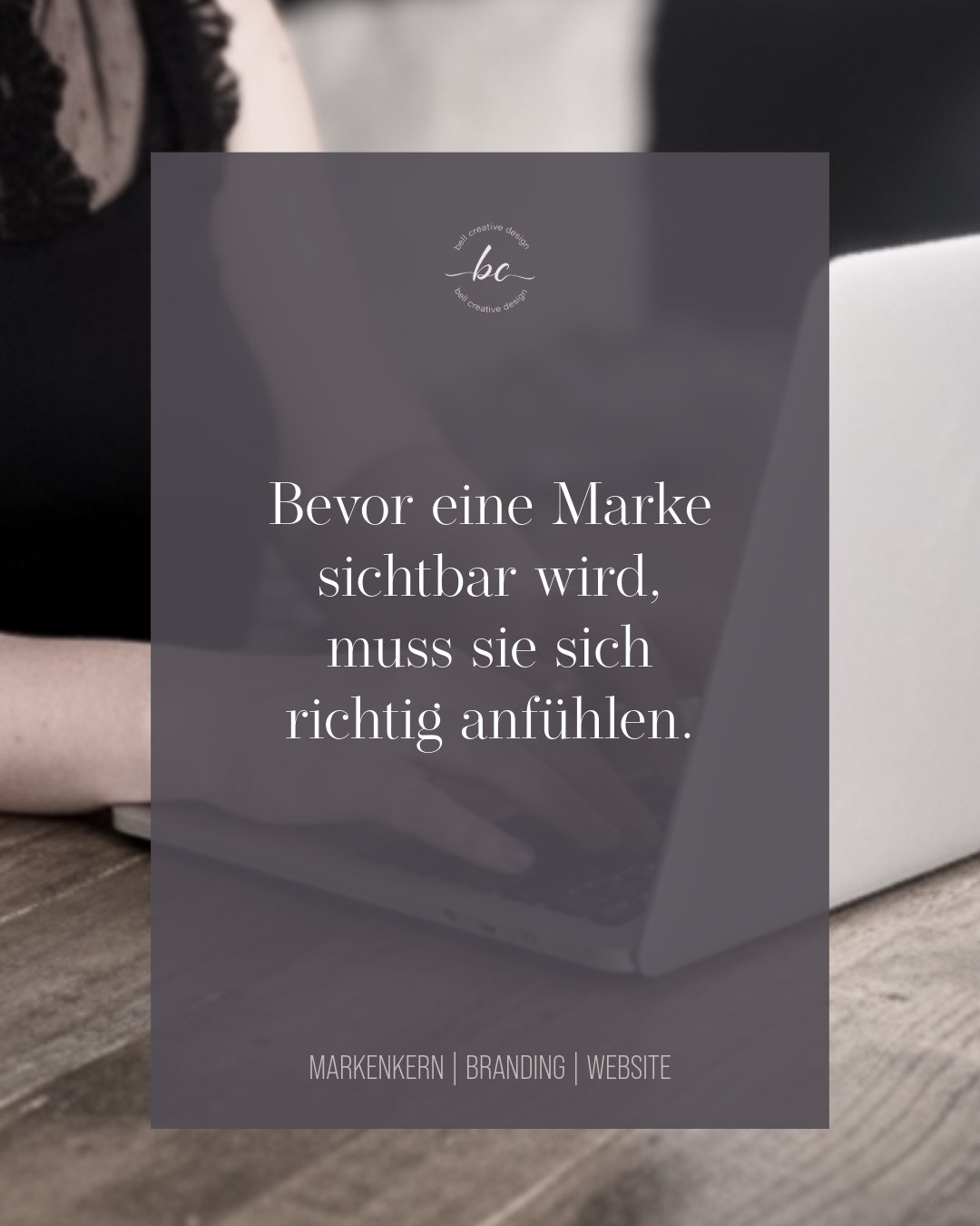 Design ist f&uuml;r mich kein Startpunkt.
Es ist eine Folge.
Von Klarheit, innerer Ausrichtung
und einem ehrlichen Blick nach innen.

Erst wenn Werte, Haltung
und das eigene Warum greifbar werden,
entsteht Gestaltung, die nicht austauschbar ist.
Sond