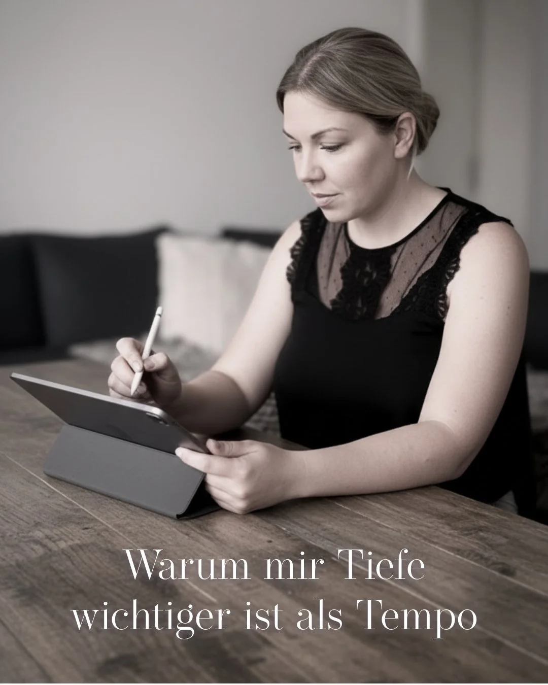 Ich arbeite nicht an Marken.
Ich arbeite mit ihnen.

Ich gehe mit derselben Energie in ein Projekt,
als w&auml;re es mein eigenes.
Deshalb ist mir wichtig,
hinter dem Produkt, der Idee, der Haltung stehen zu k&ouml;nnen.

Tiefe entsteht dort,
wo Vert