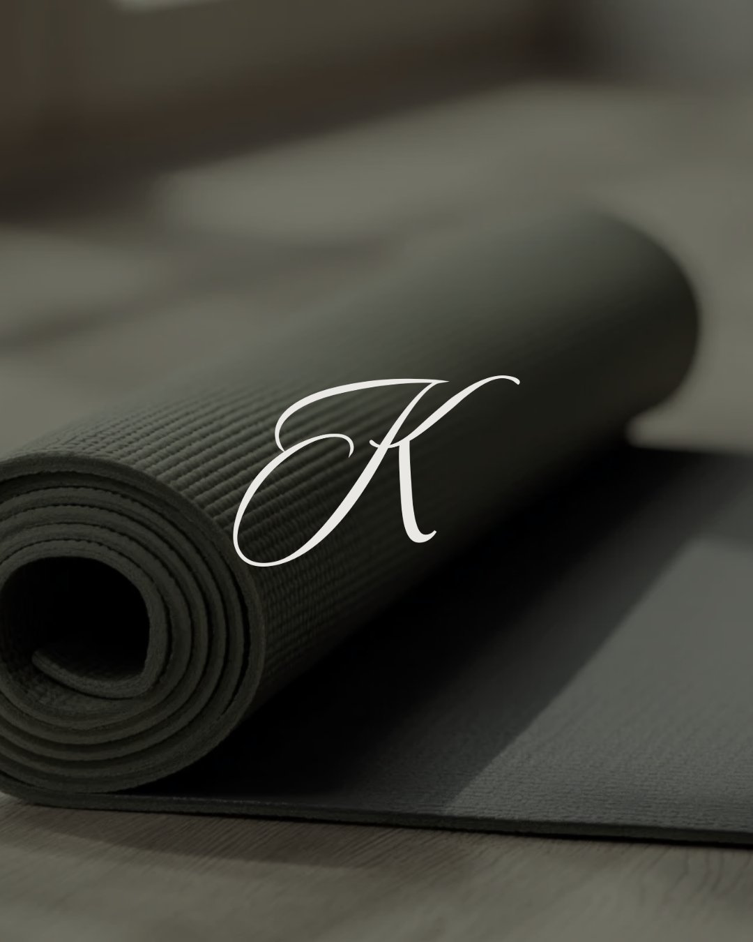 Die Kraft der Schlichtheit. ✨

In einer Welt voller L&auml;rm spricht ein Monogramm oft am lautesten. Ein Initialen-Logo wie dieses elegante &bdquo;K&ldquo; das f&uuml;r den Kolmenhof steht und Teil der Logo Suite ist. Es ist mehr als nur ein Buchsta