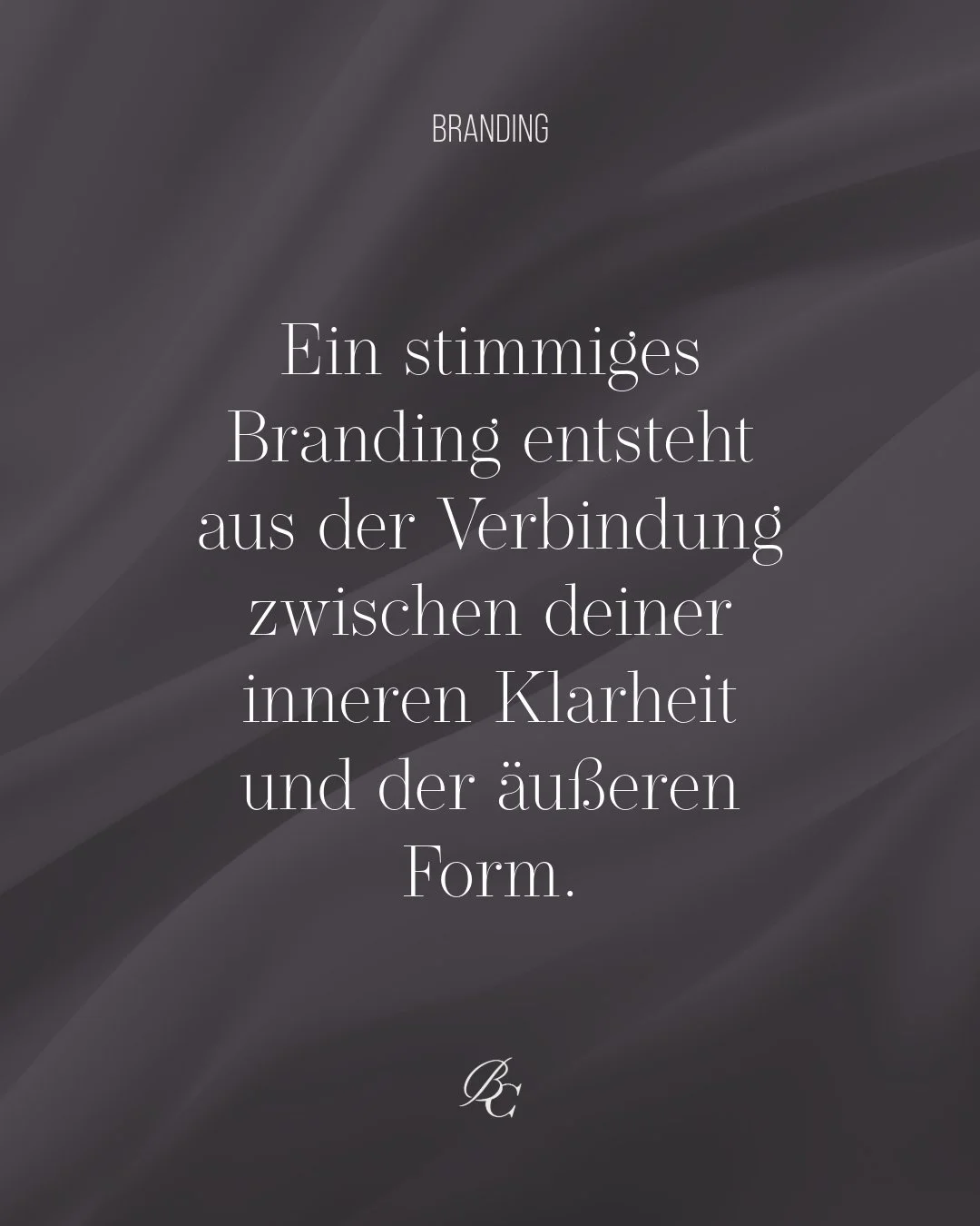 Warum dein Branding nicht stimmig wirkt.

Branding ist mehr als die sichtbare Gestaltung. Und gleichzeitig ist Gestaltung ein wesentlicher Teil davon.

Ein stimmiges Branding entsteht aus der Verbindung zwischen deiner inneren Klarheit und der &auml;