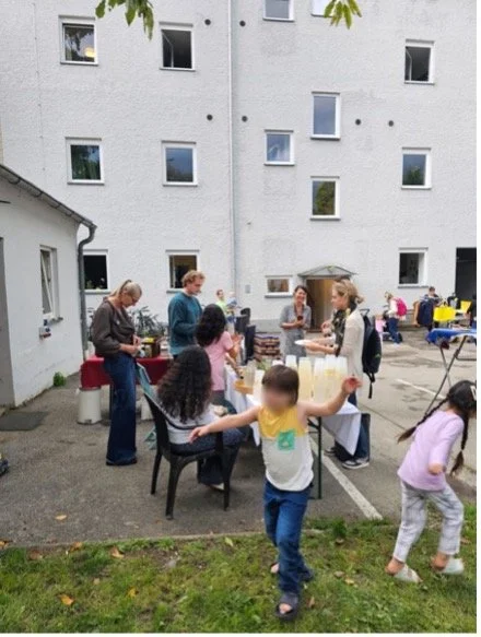 Liebe Gäste,

es ist mir eine große Freude, Sie/euch heute zur Eröffnung dieser besonderen Ausstellung „Kunst für SOS-Menschenrechte“ willkommen zu heißen. SOS, das seit jeher als Notsignal und besonderer Hinweis auf latente wie aktuelle Gefährdungsl