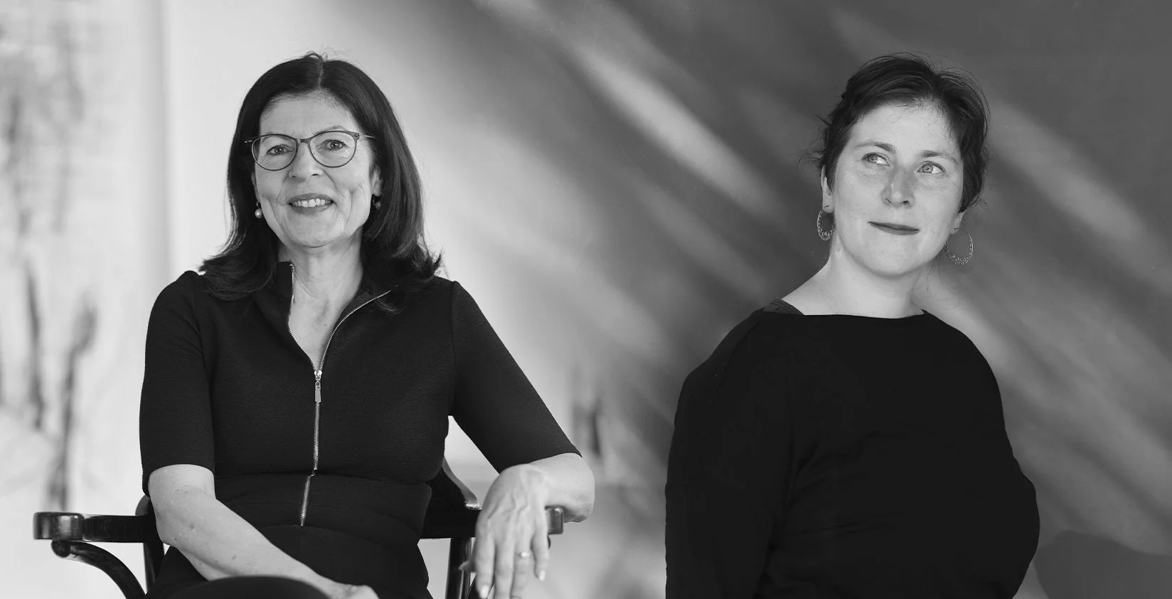 Für Freitag, den 17.4.2026 um 18 Uhr laden wir herzlich in die KUNSToffizin.Linz zu einer besonderen Kunstperformance ein: 
„Wenn die Welt etwas retten kann, dann ist es der um Verständnis bemühte Dialog.“
Das von Astrid Rieder 2016 im Atelier im Kün