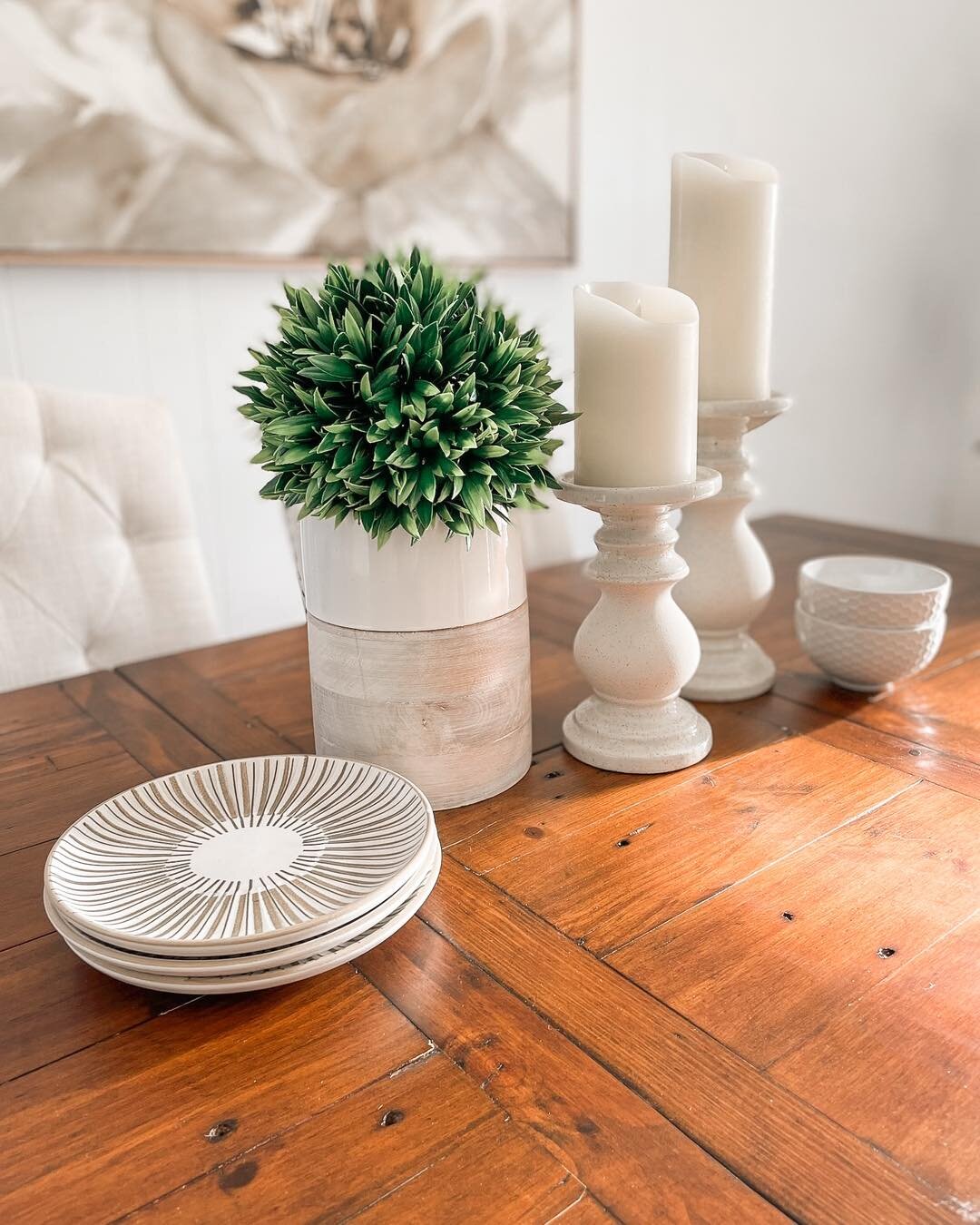 Neutrals don&rsquo;t have to be dull!!!! They can give a fresh and crisp look perfect for Spring.
 Art from Streamline Art

#thepowerofstaging #home #homestaging #homestager #homestagingworks #homestagingsells #staging #diningroom #diningroomdecor #d
