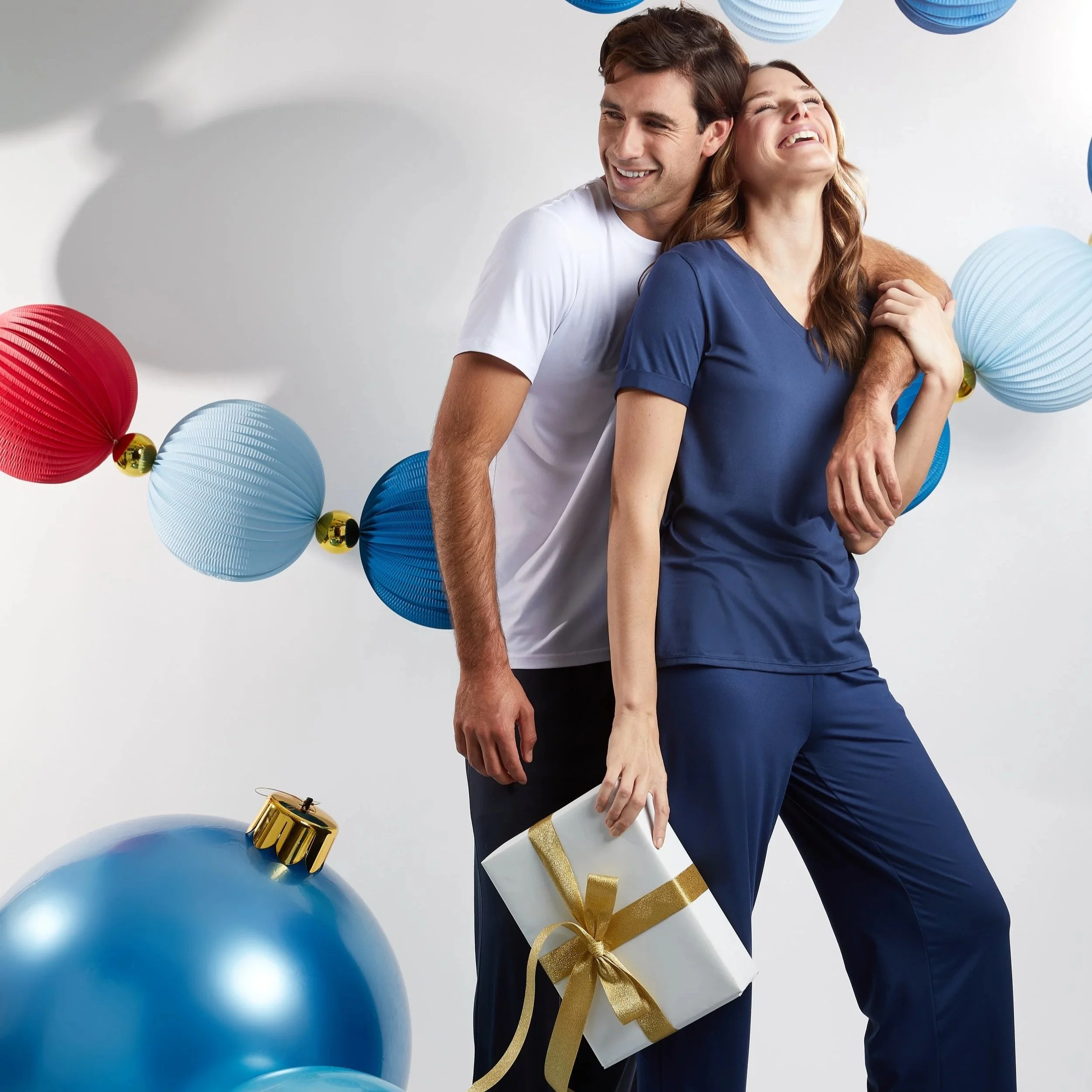 F25_CREATIVE+CAMPAIGNS_HOLIDAY+2_MODELS_1022+1.jpg
