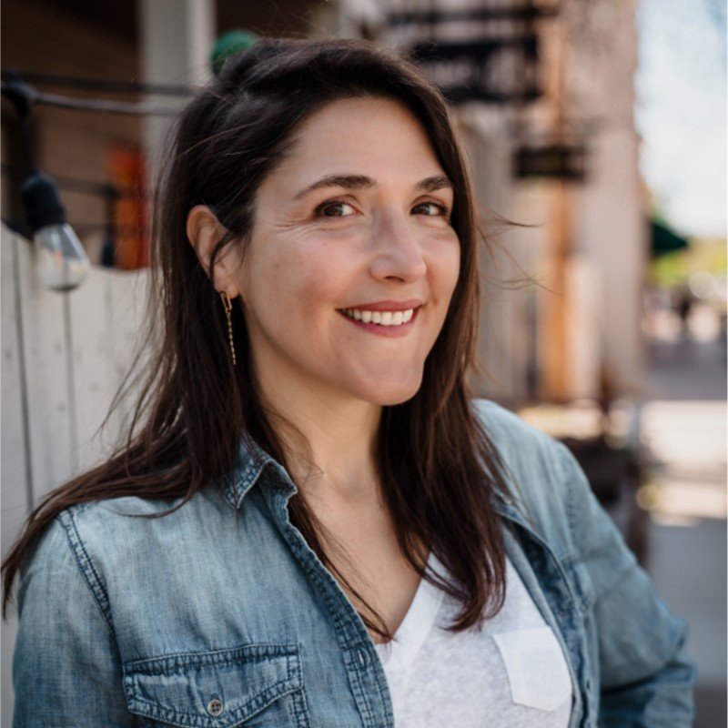 1685969630013_linkedin_HeadShot_Head-Shot_lavinia.jpeg