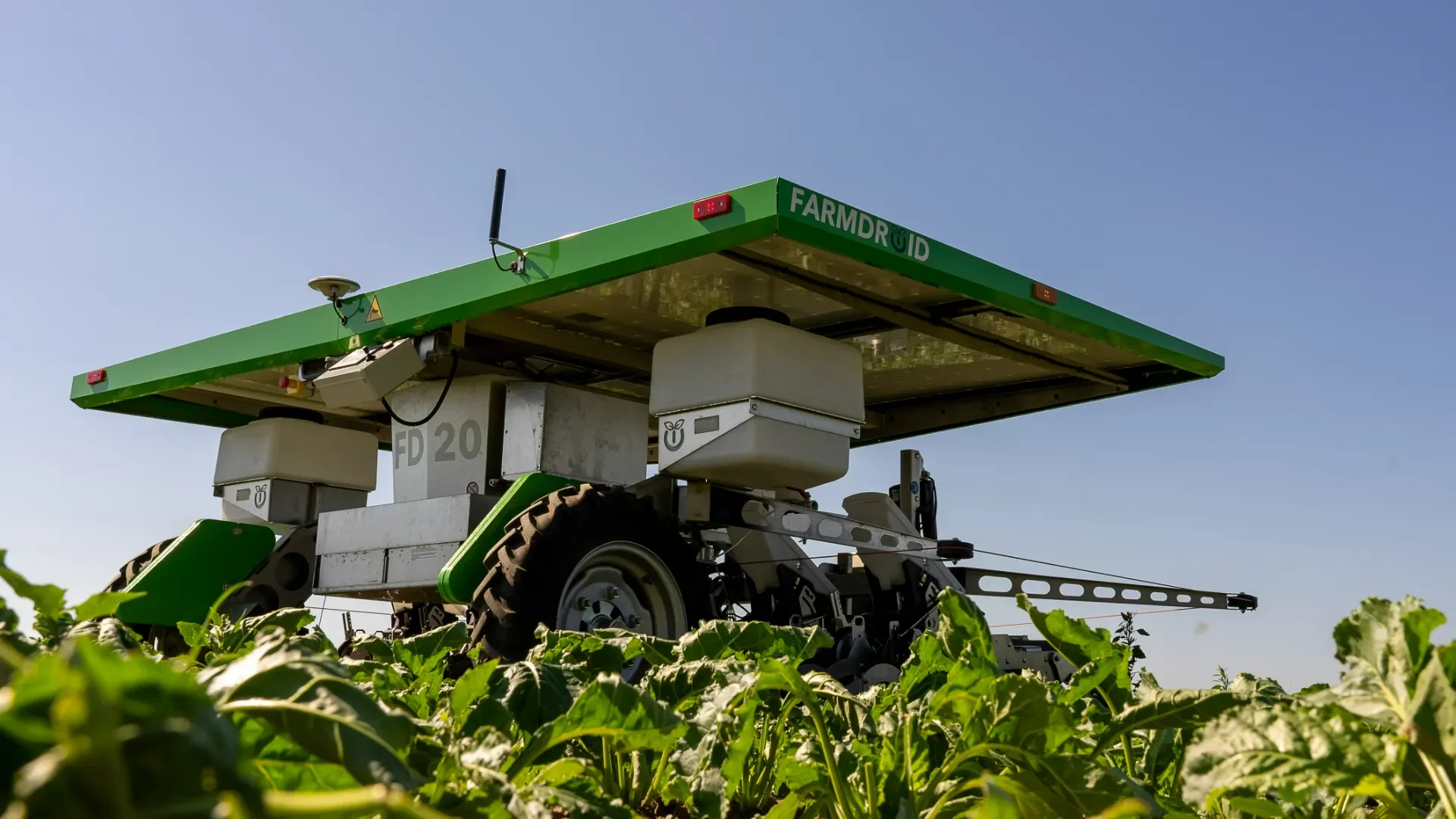 Eén gesprek, meerdere robots: nieuwe stap in gebruiksvriendelijke landbouwrobotica