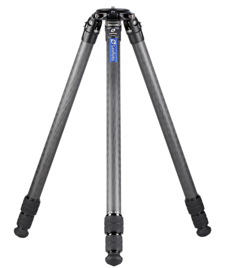 Fotocamera statief met drie metalen poten en verstelbare voeten.