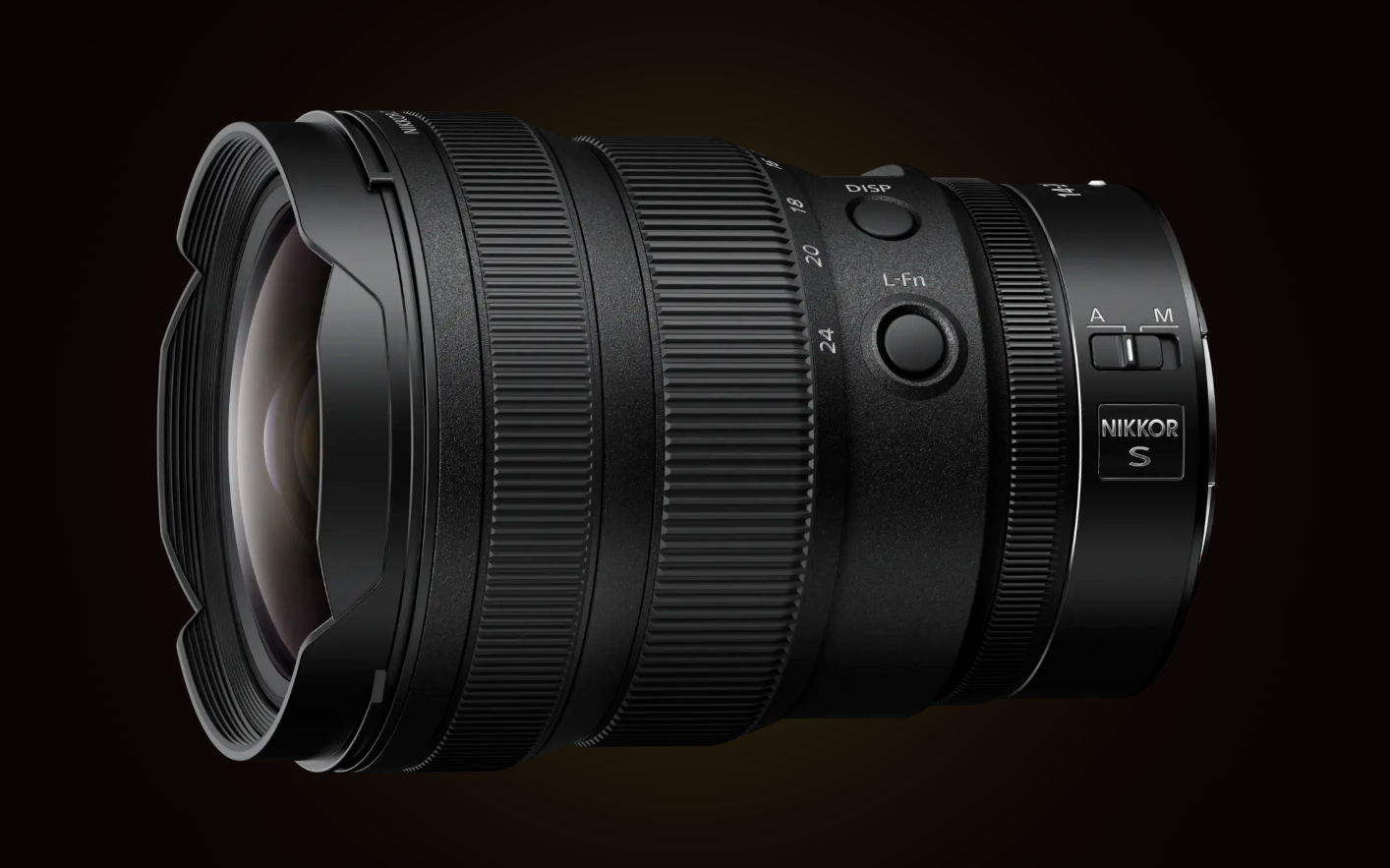 Een professionele camera lens, zwart van kleur met meerdere instelringen en bedieningsknoppen, geplaatst op een donkere achtergrond.