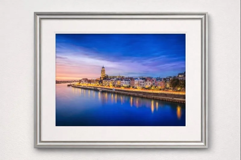 Kleurrijk Deventer in de avond genomen van de Wilhelminabrug. - fotoprint in A3 frame met passe partout gesigneerd.