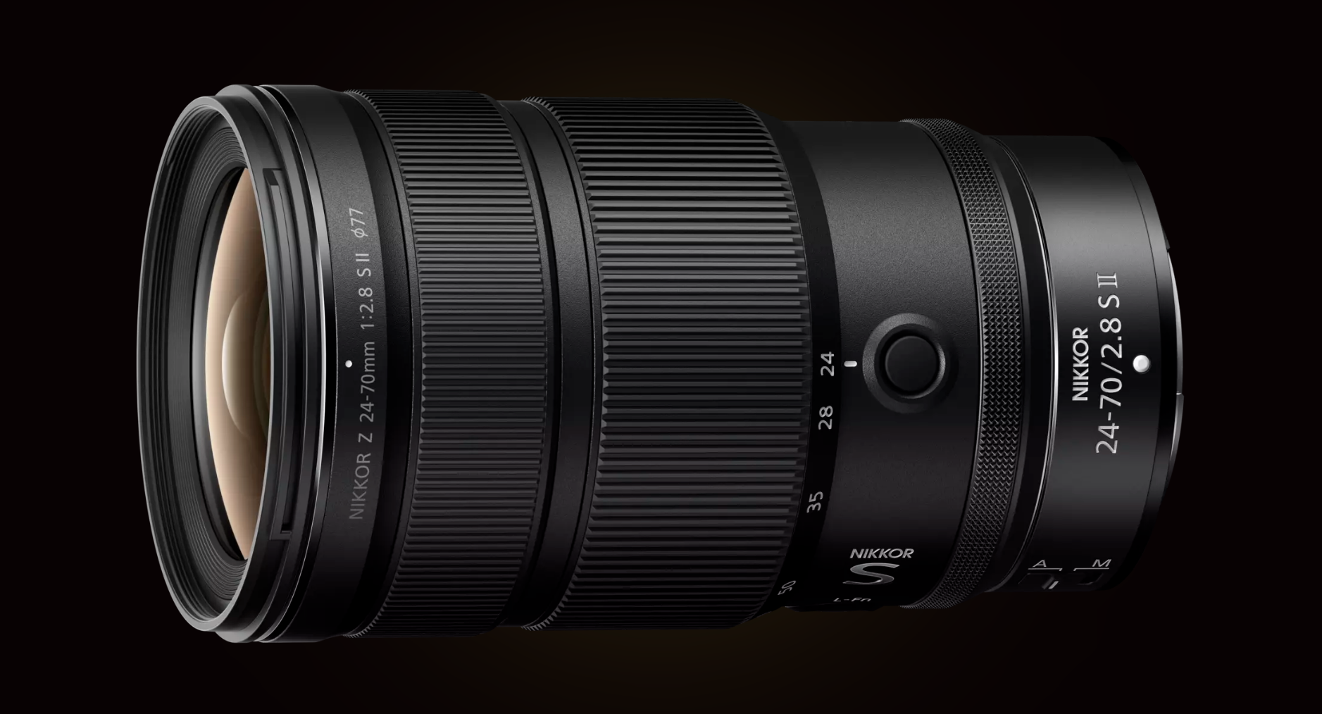 Close-up van een Nikkor Z-zoomlens, model 24-70mm f/2.8 S II, zwart van kleur, met meerdere ringen en knoppen, tegen een zwarte achtergrond.
