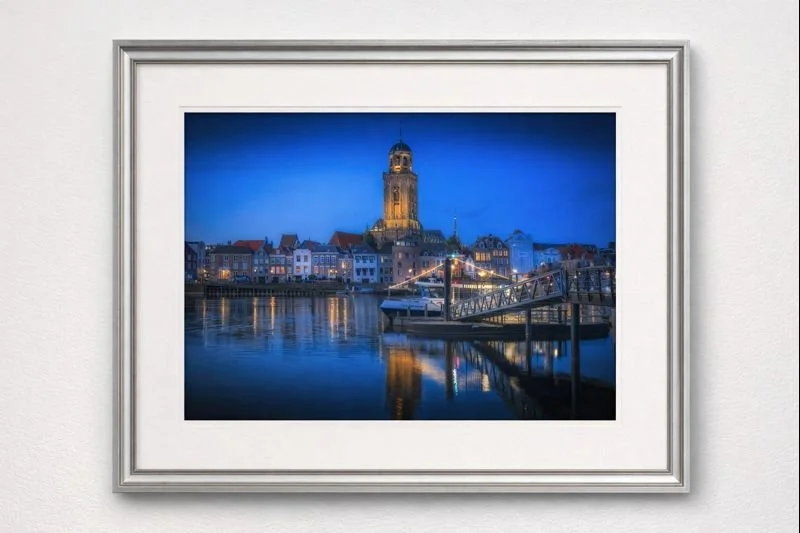 Deventer en Pontje Fotoprint - Blauw Uur -Blauwuur foto van Deventer met regen genomen van het het IJsselhotel. - fotoprint in A3 frame met passe partout gesigneerd.
