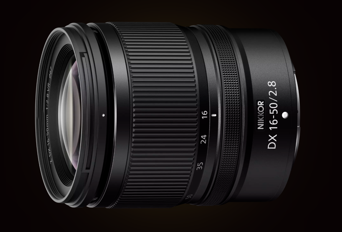 Close-up van een Nikon DX 16-50mm f/2.8 camera lens op een zwarte achtergrond.
