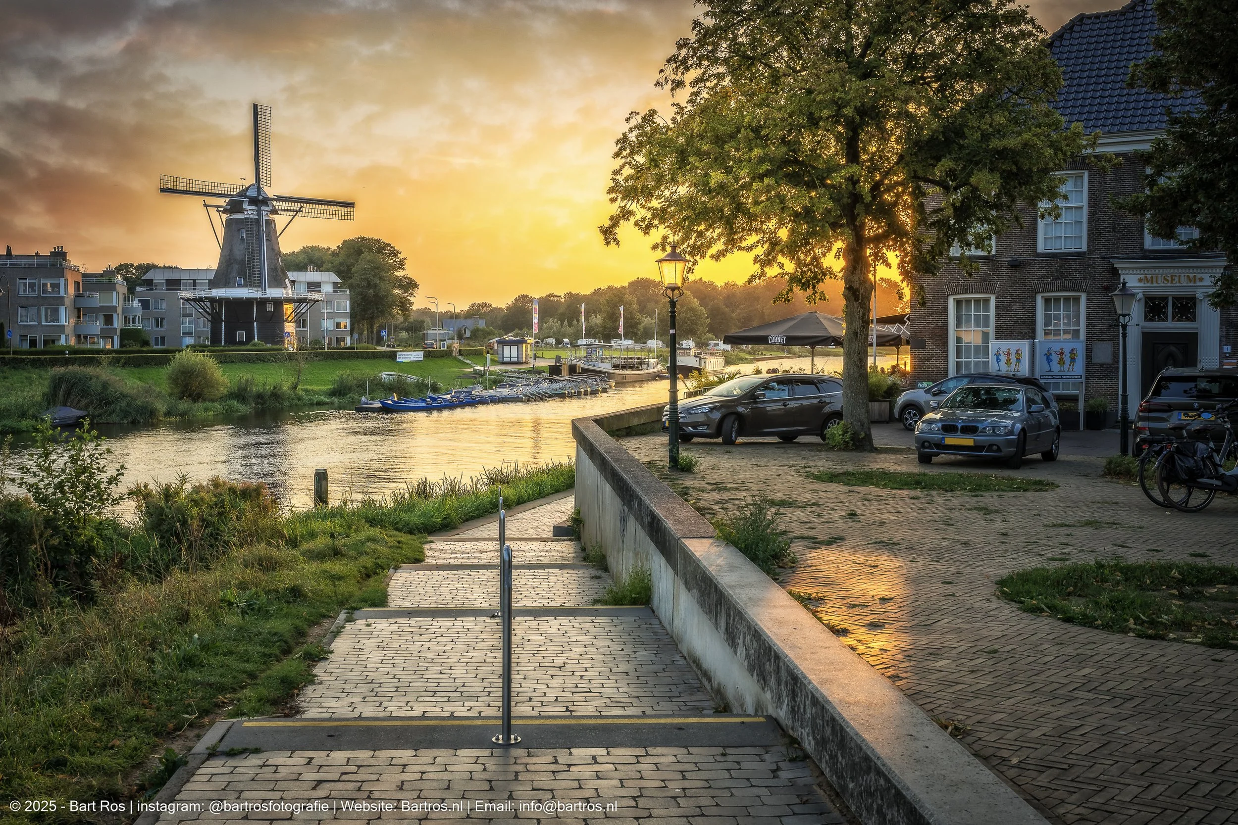 De molen van Ommen en Ommen Overijssel in de avond