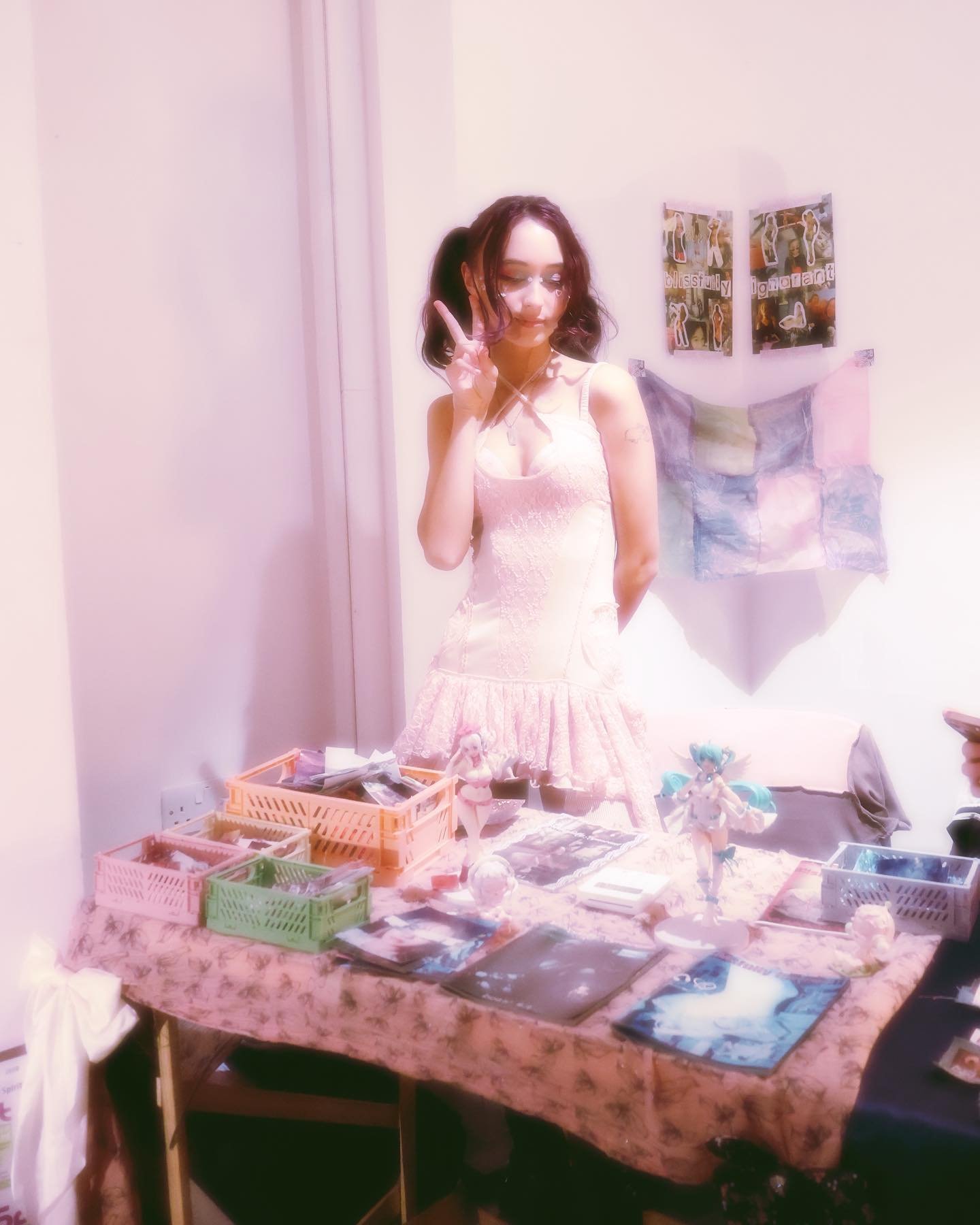 Thank u so so so much to everyone who came !!!! And thank u to @fuckfastfashion_  n @track7track for the best market evaaaa ( &acute; ▽ ` ).｡ｏ♡