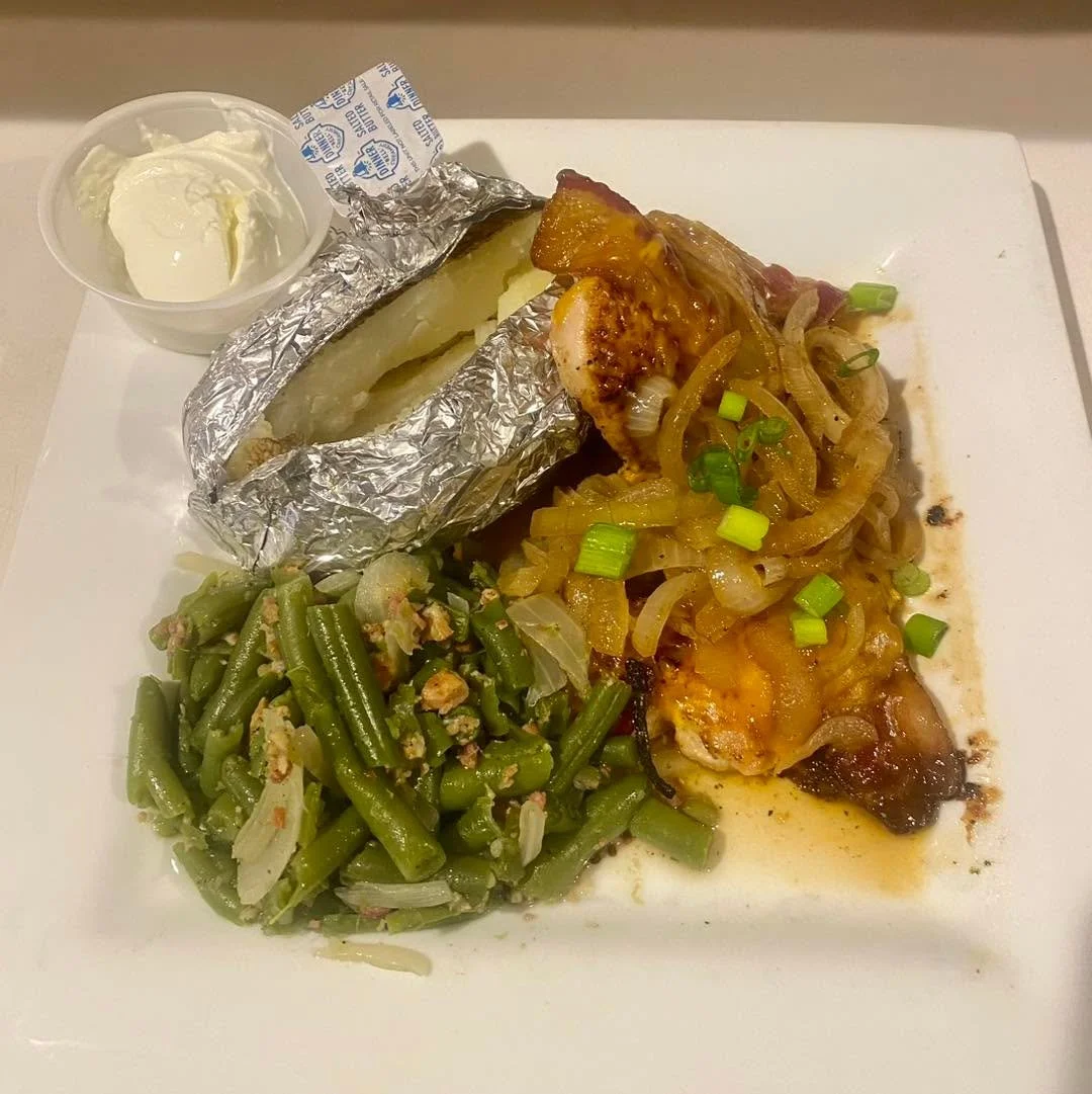 Trust us when we say you HAVE to try this 🤤🤤 Maple Bourbon Smothered Chicken with green beans + baked potato 🤌🏼
