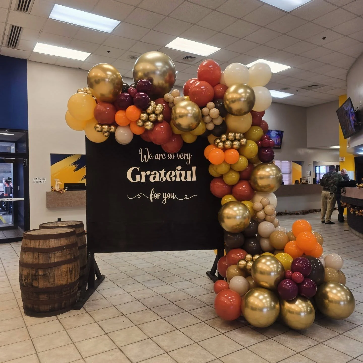 Obsessed with these colors 😍 ☕️

#corporateballoons #grandentrance #fallcolors🍁🍂 #balloonstructure #balloongarland