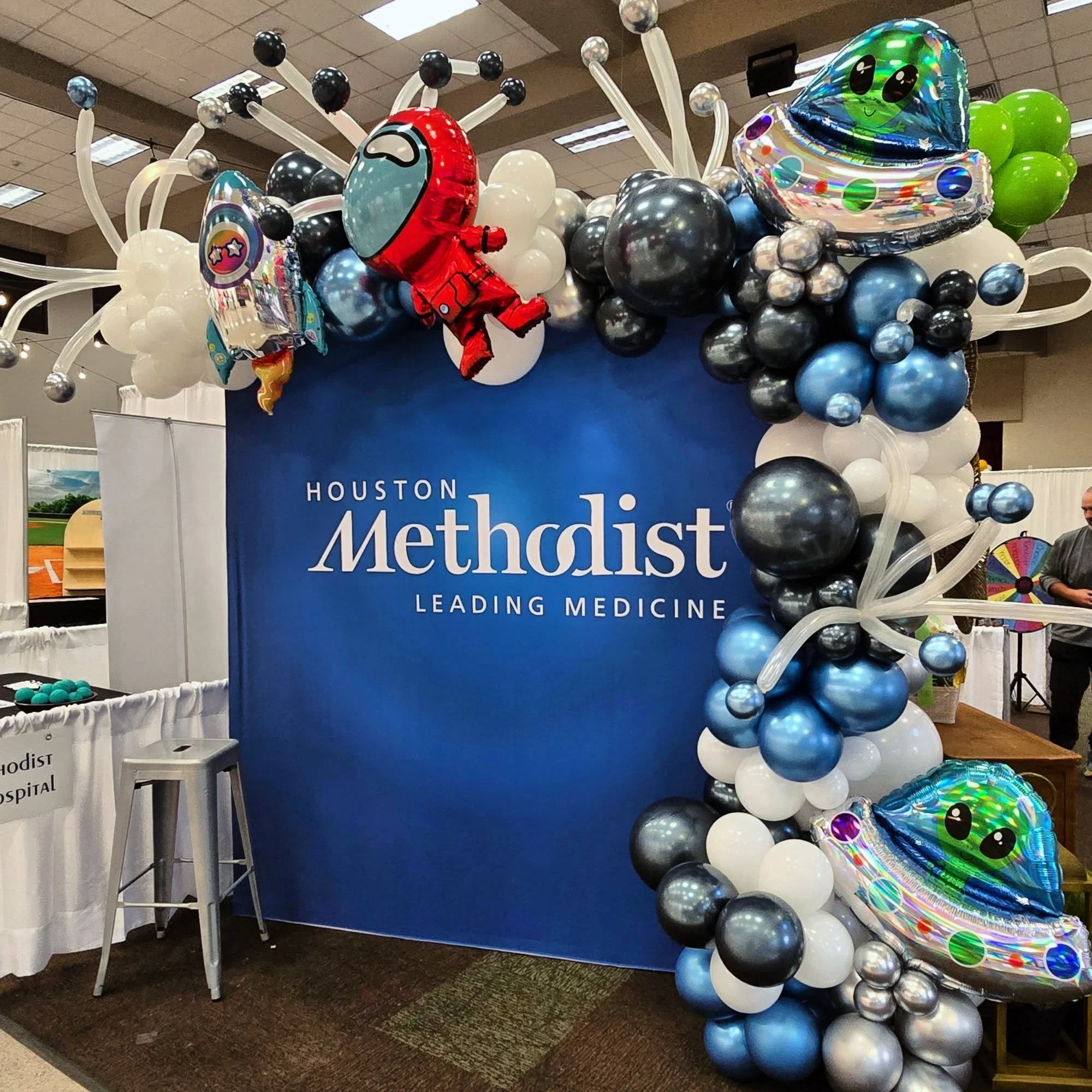 Methodist is out of this world 🌎 

#space #balloongarland #kalisanmirror #nassaubay #clearlakechamberofcommerce