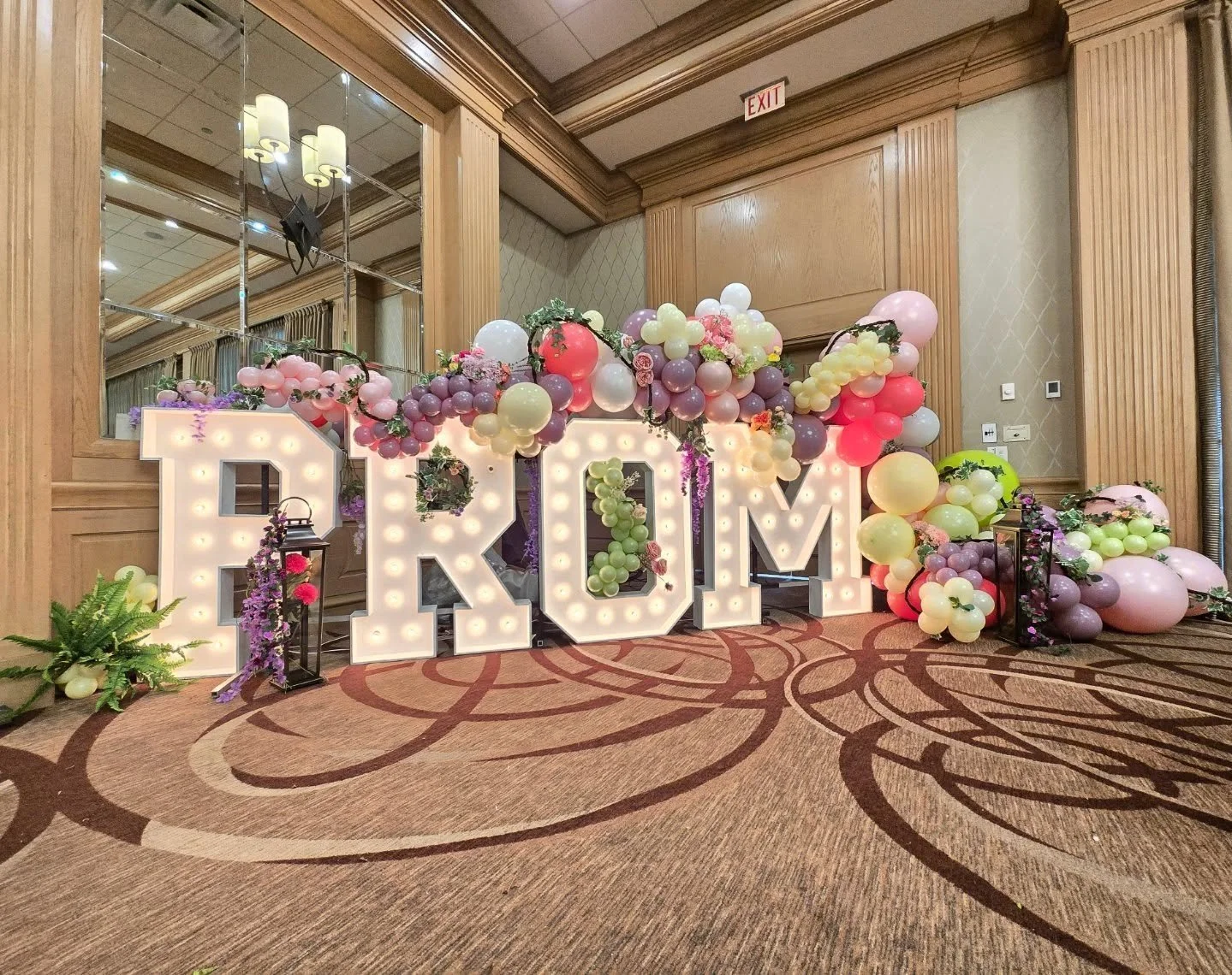 Pasadena High School Prom at San Louis Hotel 

It was a dreamy night to remember. 

#marquee #balloons #balloongarland #pop