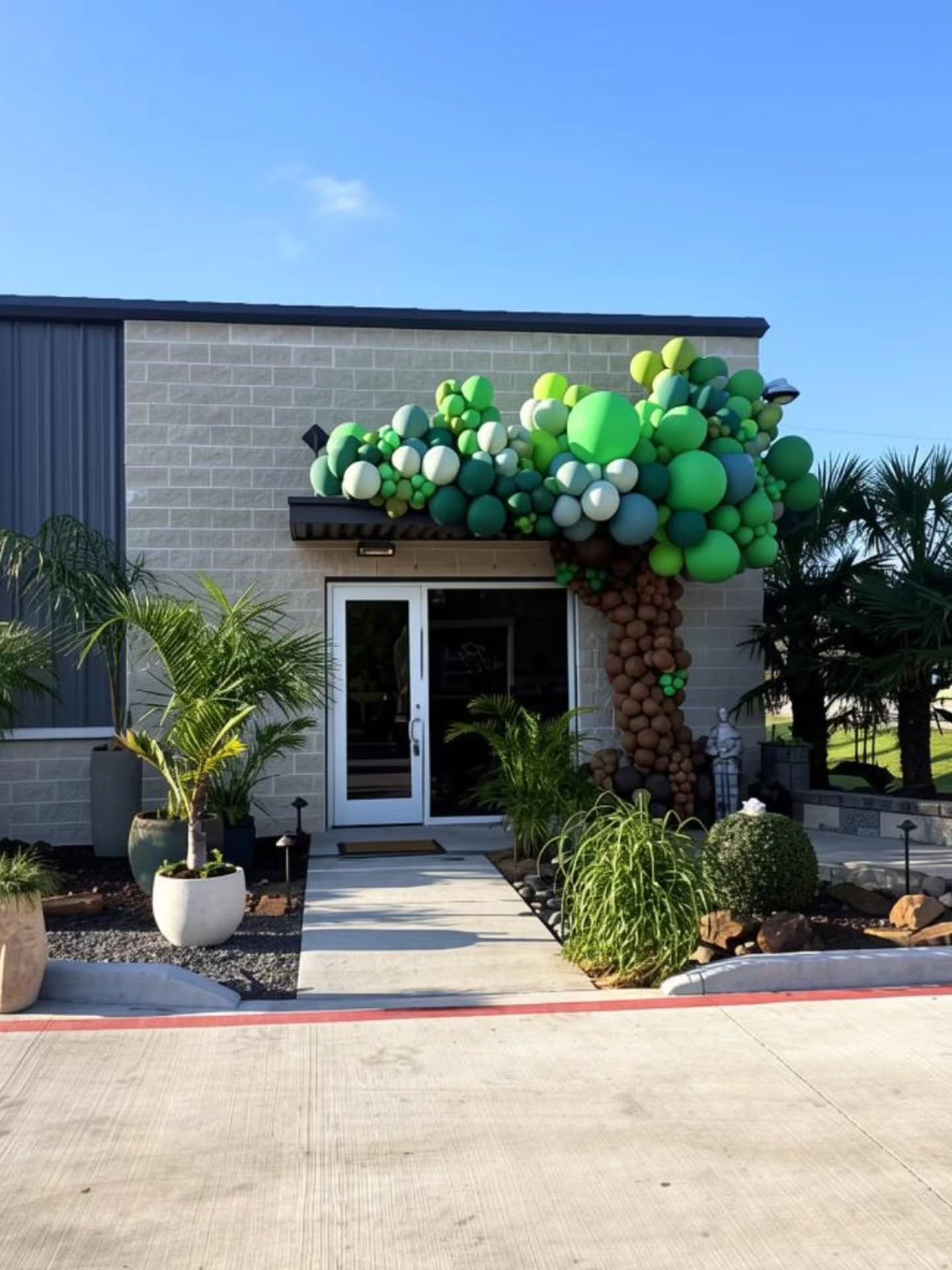 Sculptural art that redefines your space. 🏢🍃 Custom entrance installation for the team at @beckshomeandgarden 

We design, build, and install bespoke corporate decor tailored exactly to your venue's footprint. Let&rsquo;s collaborate on your next e
