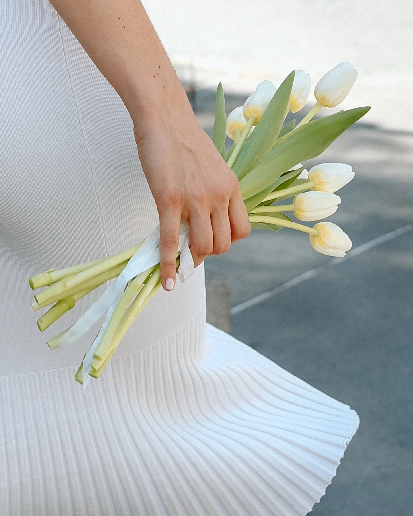 A bouquet of tulips, a courthouse ticket, and a walk through the city just before saying &lsquo;I do&rsquo; 🫶🏼 reminiscing on this perfect summer day

#nyccourthousewedding #nycelopementphotographer #courthousewedding #intimateweddingphotographer #