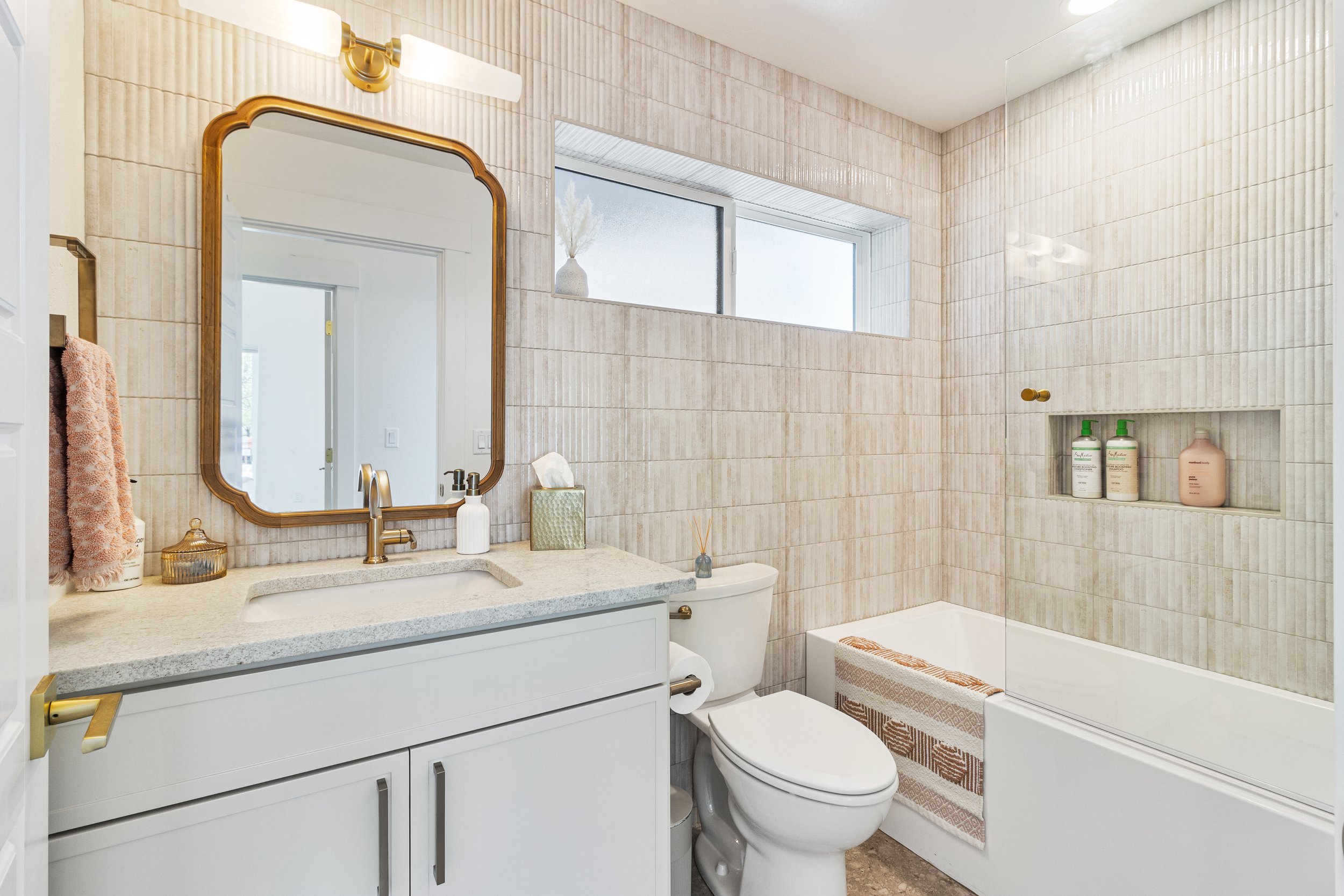 Project Year: 2024  
Project Cost: $250,000  
Style: Modern 
Description: 980 sq.ft. (440 each level) timy home featuring 2 bedrooms, 2 bathrooms and washer/dryer.  