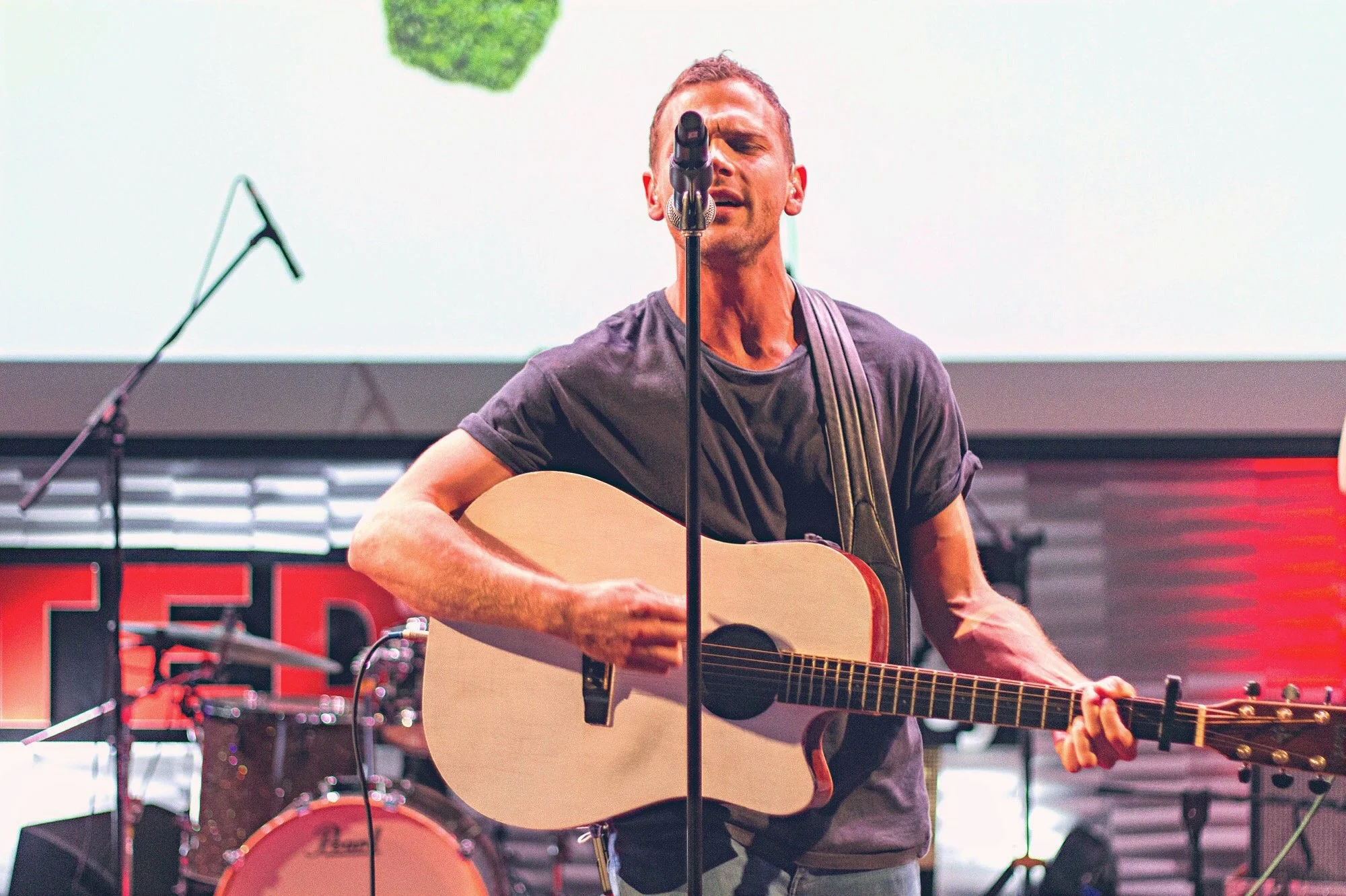 Performing at TEDxMacquarieUniversity, Sydney, 2015.