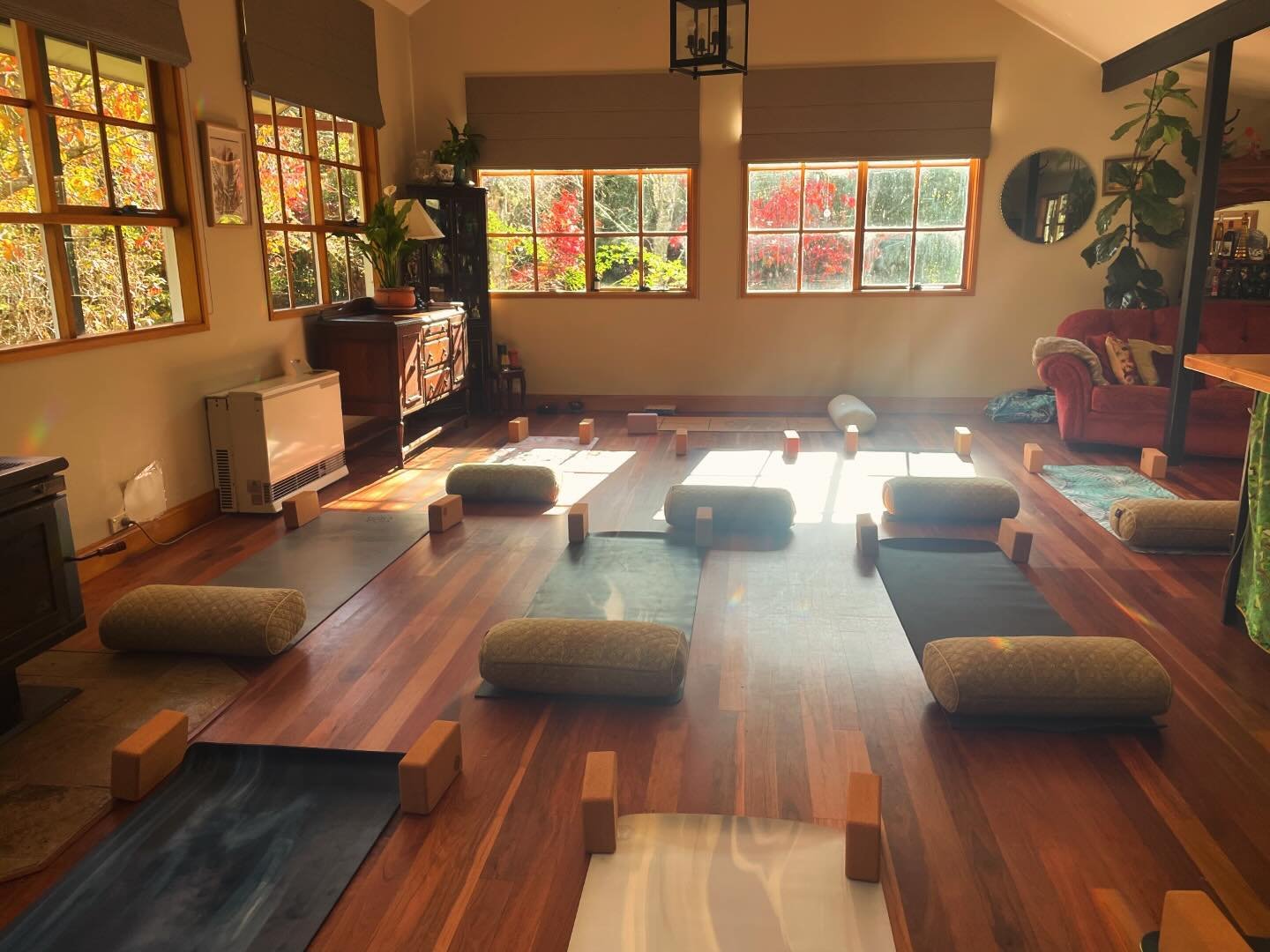 Then you brought you to the seat of meditation,
breath into the whole body, 
a change before you had to
a calm before it took you
a serenity you let in, let through 

🪷 🤲