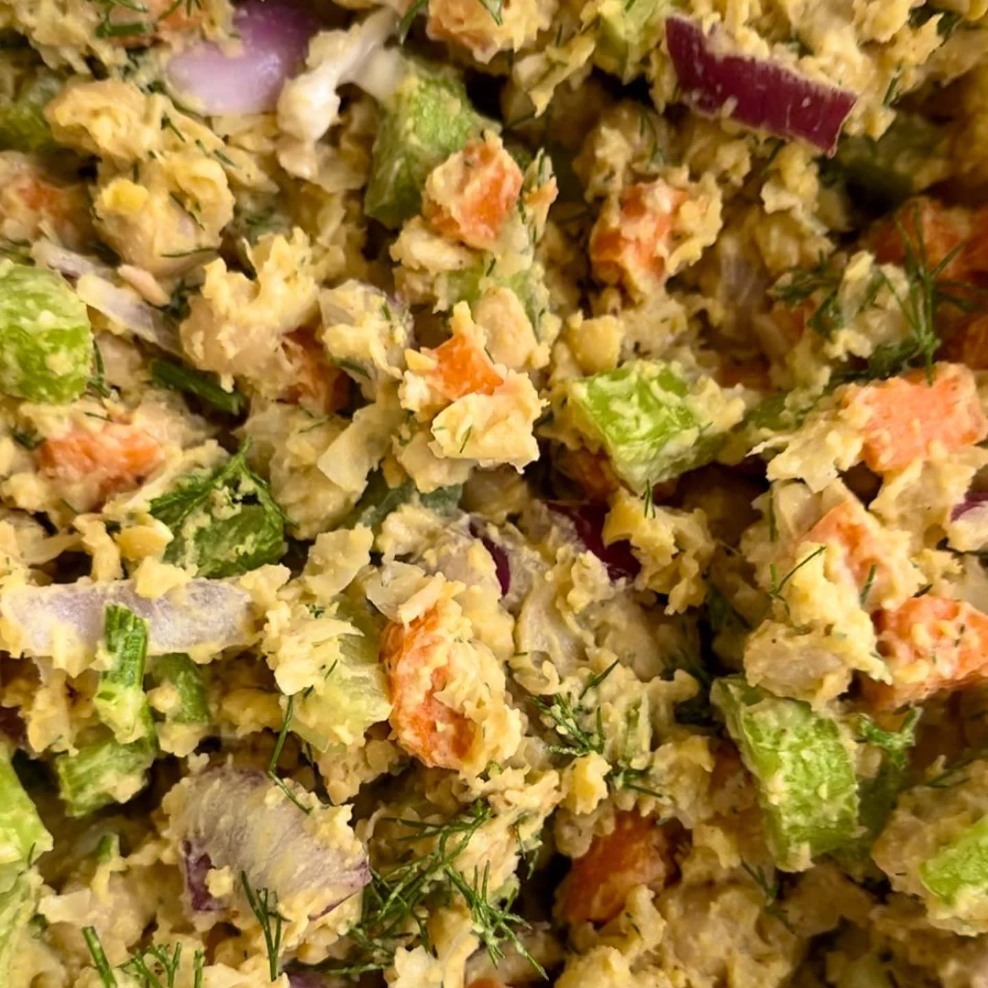 Y&rsquo;all ate this chickpea tuna upppppp. Recipe in link in bio under the recipe section!

We love a whole food, plant based east lunch recipe✌️