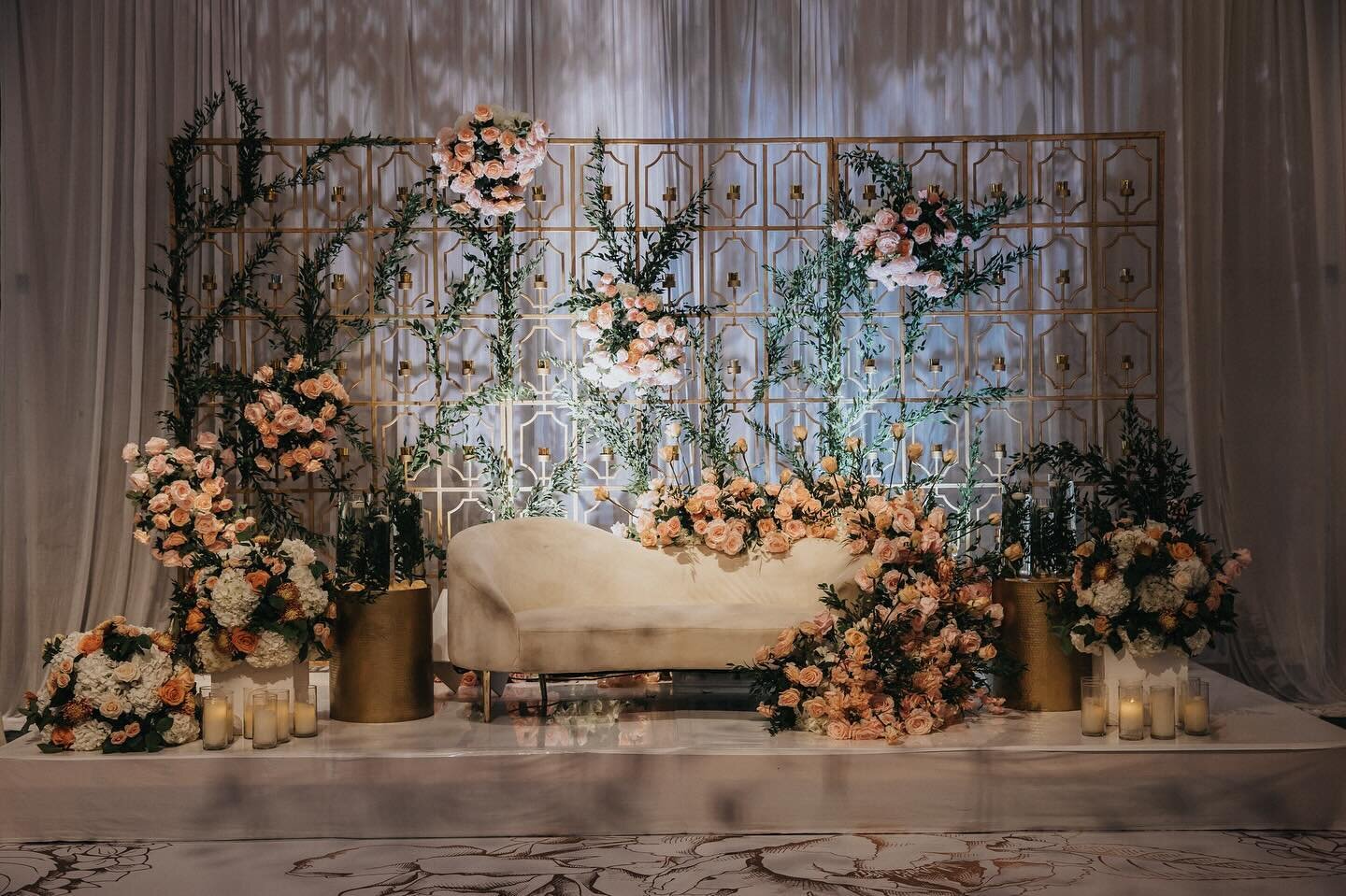 Swipe left to see the most beautiful part of this setup 🤩

📷 @ptaufiqphotography 

#wedding #indianwedding #dreamwedding #outdoorwedding #indianweddingdecor #shaadi #india #indianbridetobe #indianweddingstyle #indianbridalfashion #reelsindia #brida