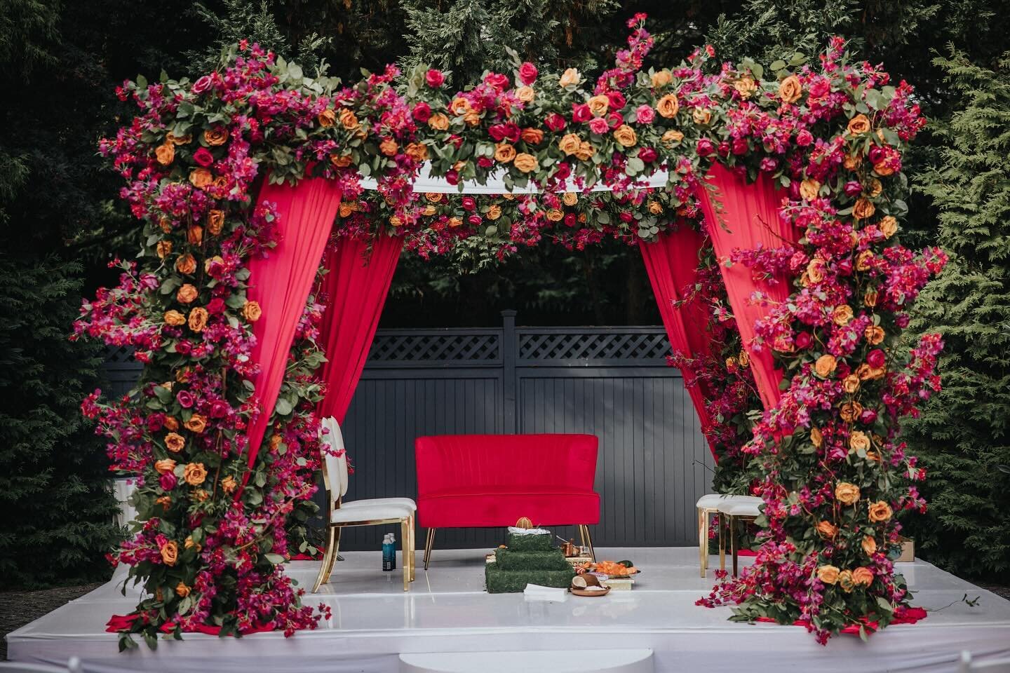 Enchanting Blossoms symbolize everlasting love and romance 🌷

📷 @ptaufiqphotography 

#wedding #indianwedding #dreamwedding #outdoorwedding #indianweddingdecor #shaadi #india #indianbridetobe #indianweddingstyle #indianbridalfashion #reelsindia #br