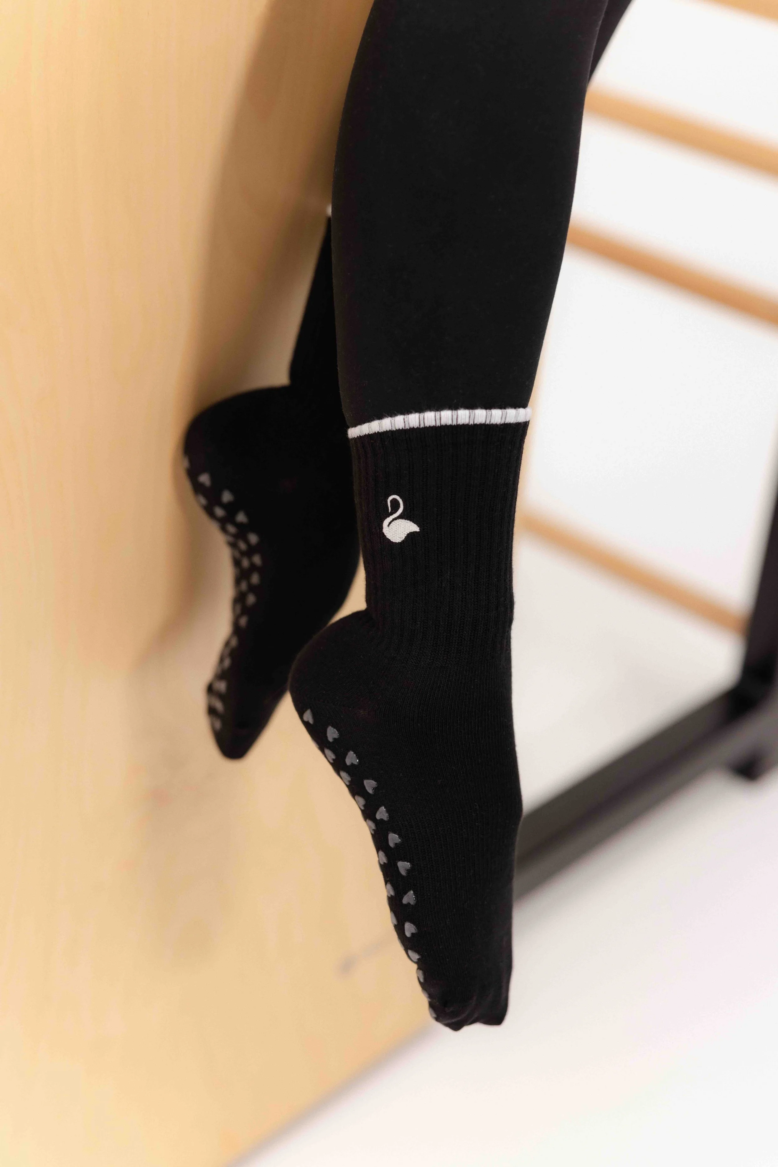 Linea Contrast Crew Grip Socks (Black)